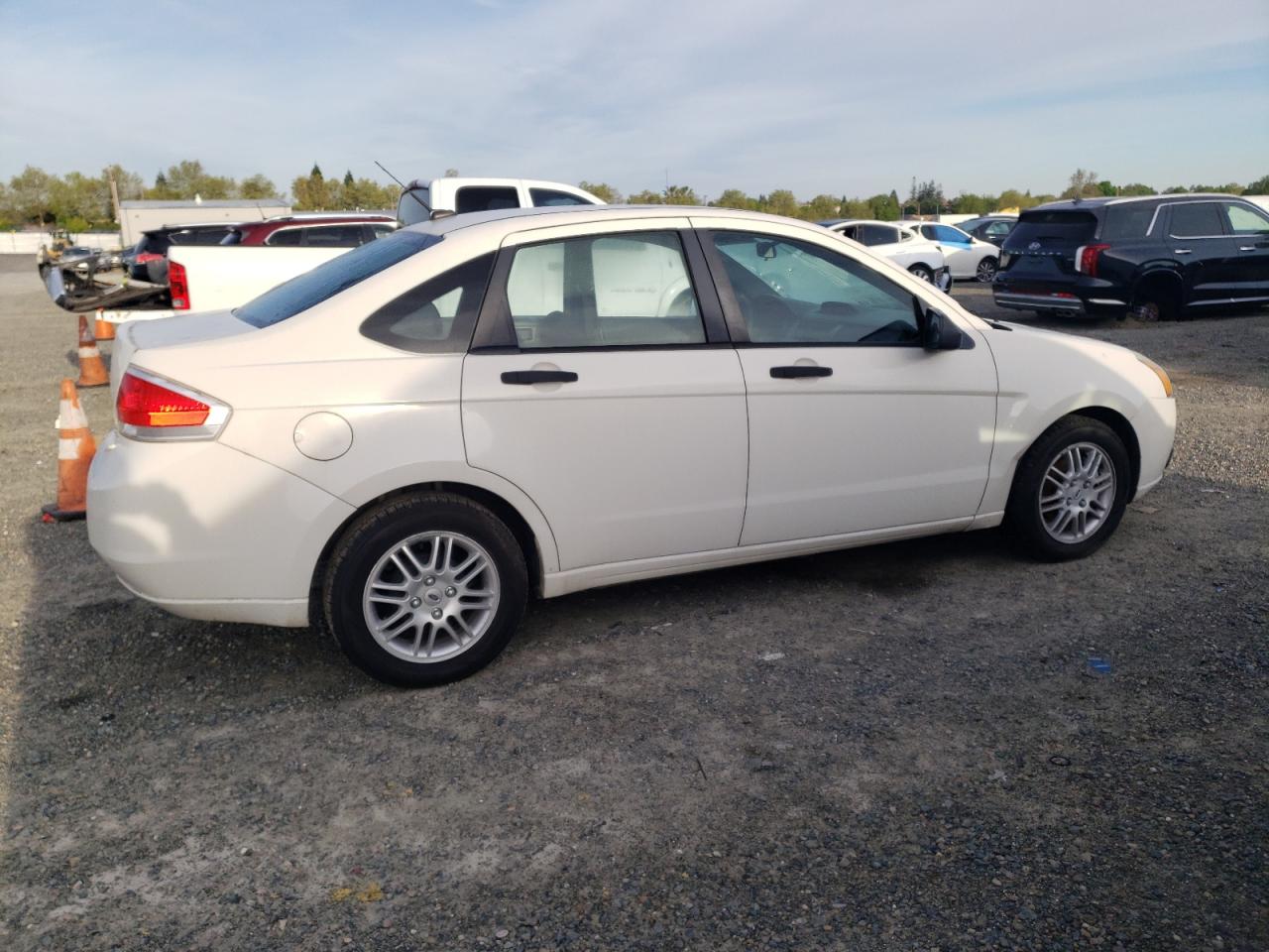 Photo 2 VIN: 1FAHP3FN2BW135456 - FORD FOCUS 