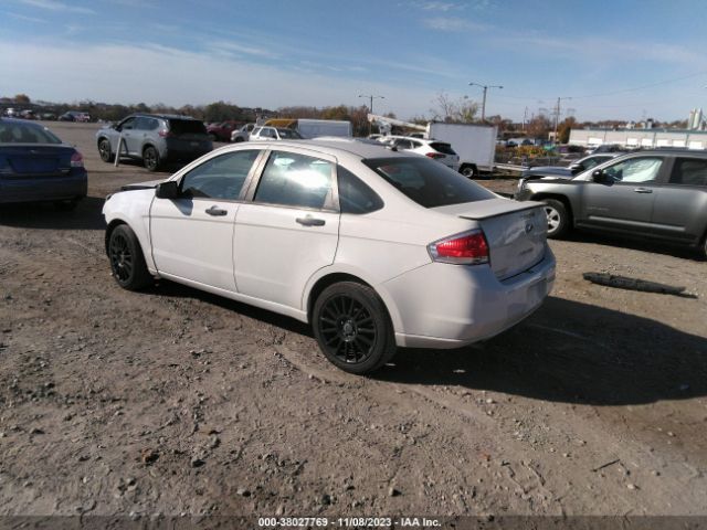 Photo 2 VIN: 1FAHP3FN3BW199909 - FORD FOCUS 