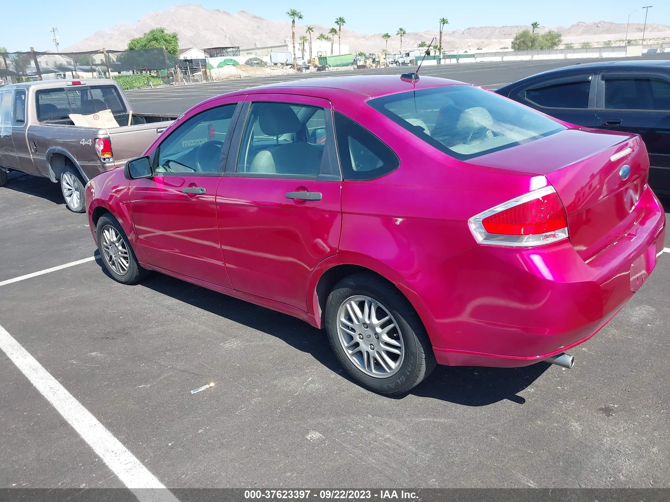 Photo 2 VIN: 1FAHP3FN7BW174916 - FORD FOCUS 