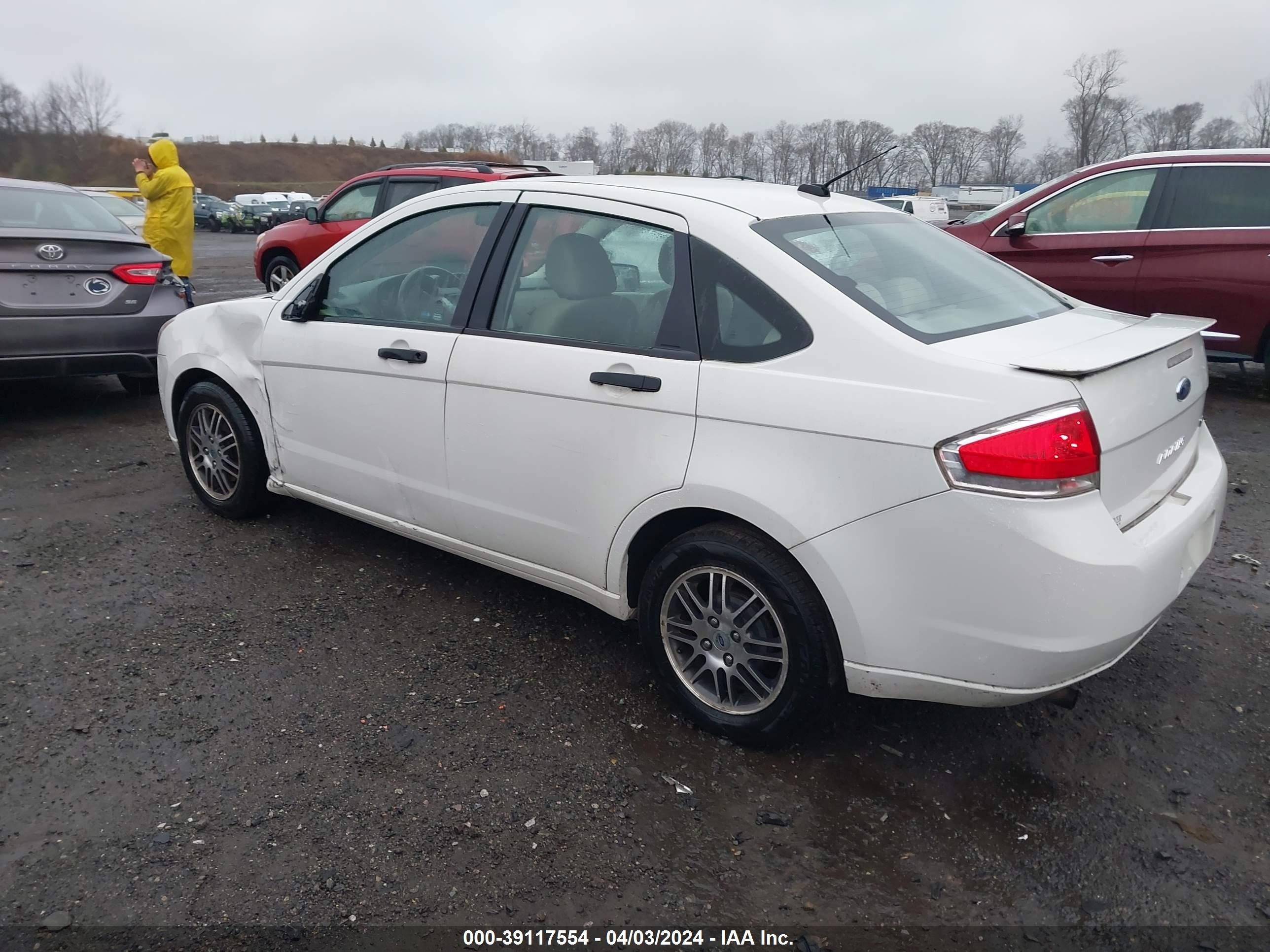 Photo 2 VIN: 1FAHP3FN9AW104641 - FORD FOCUS 