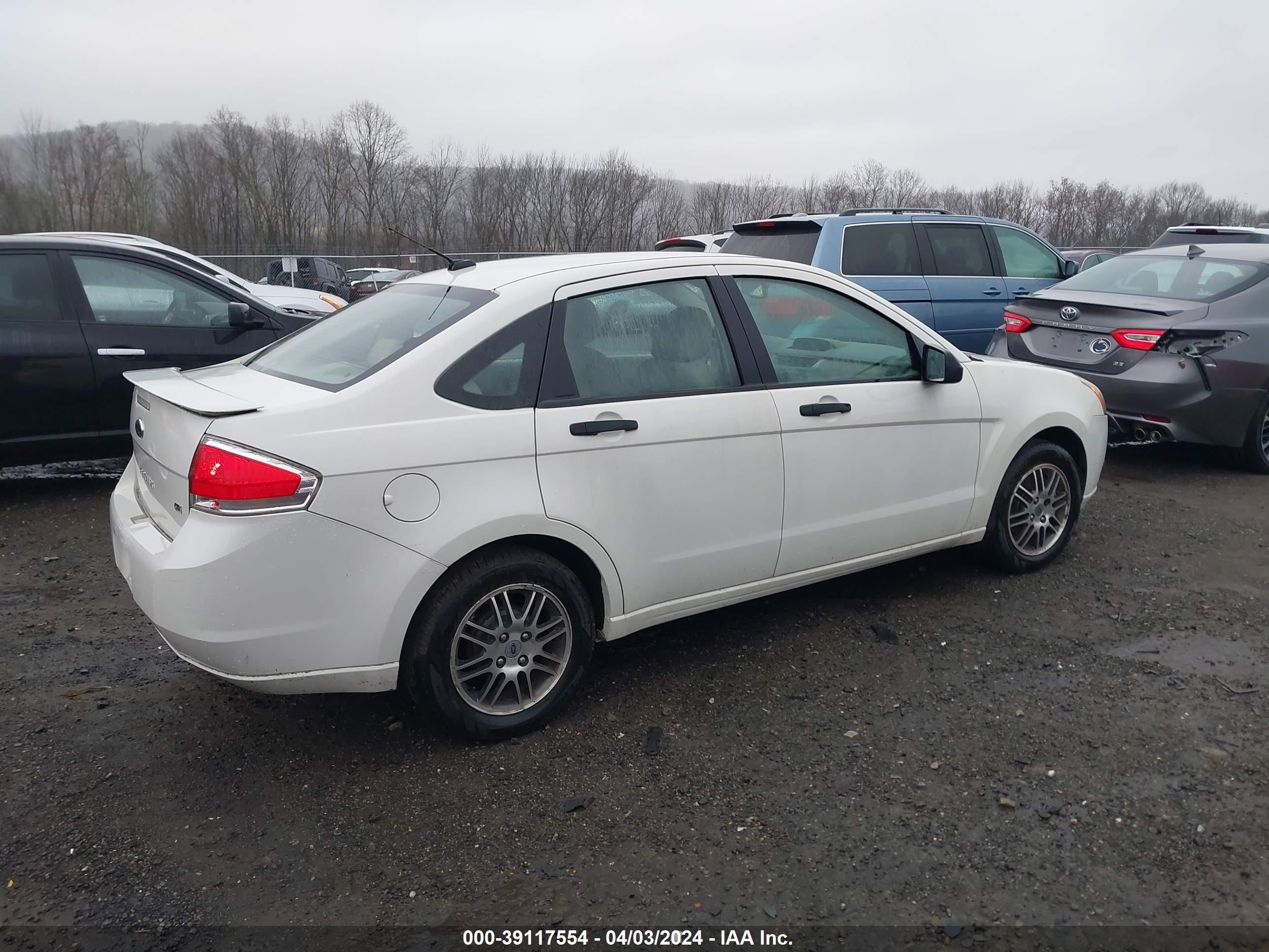 Photo 3 VIN: 1FAHP3FN9AW104641 - FORD FOCUS 