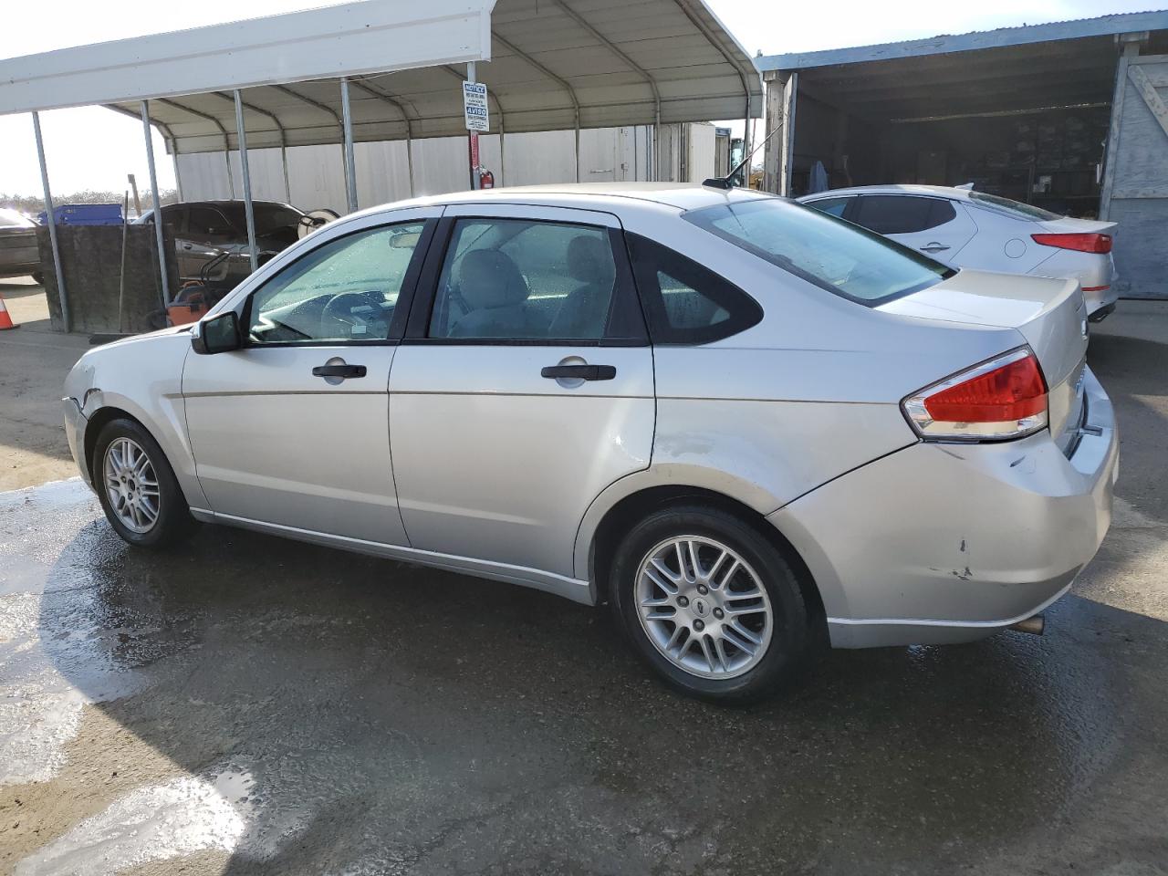 Photo 1 VIN: 1FAHP3FNXBW181598 - FORD FOCUS 