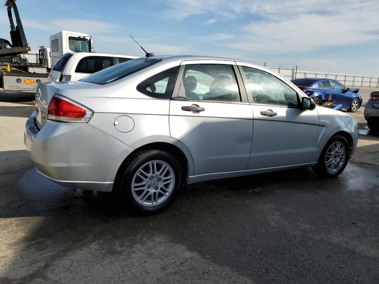 Photo 2 VIN: 1FAHP3FNXBW181598 - FORD FOCUS 