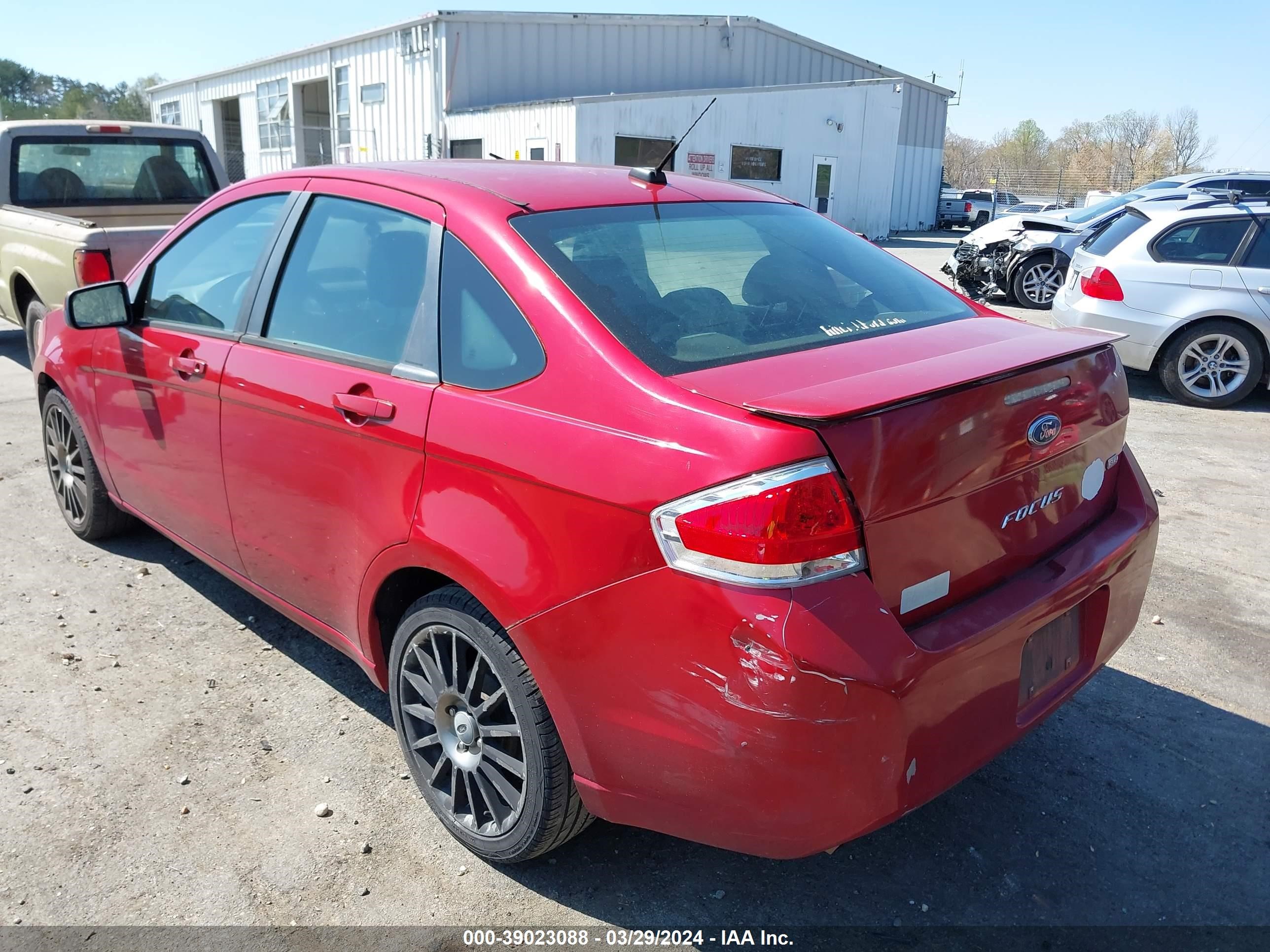 Photo 2 VIN: 1FAHP3GN3BW143127 - FORD FOCUS 