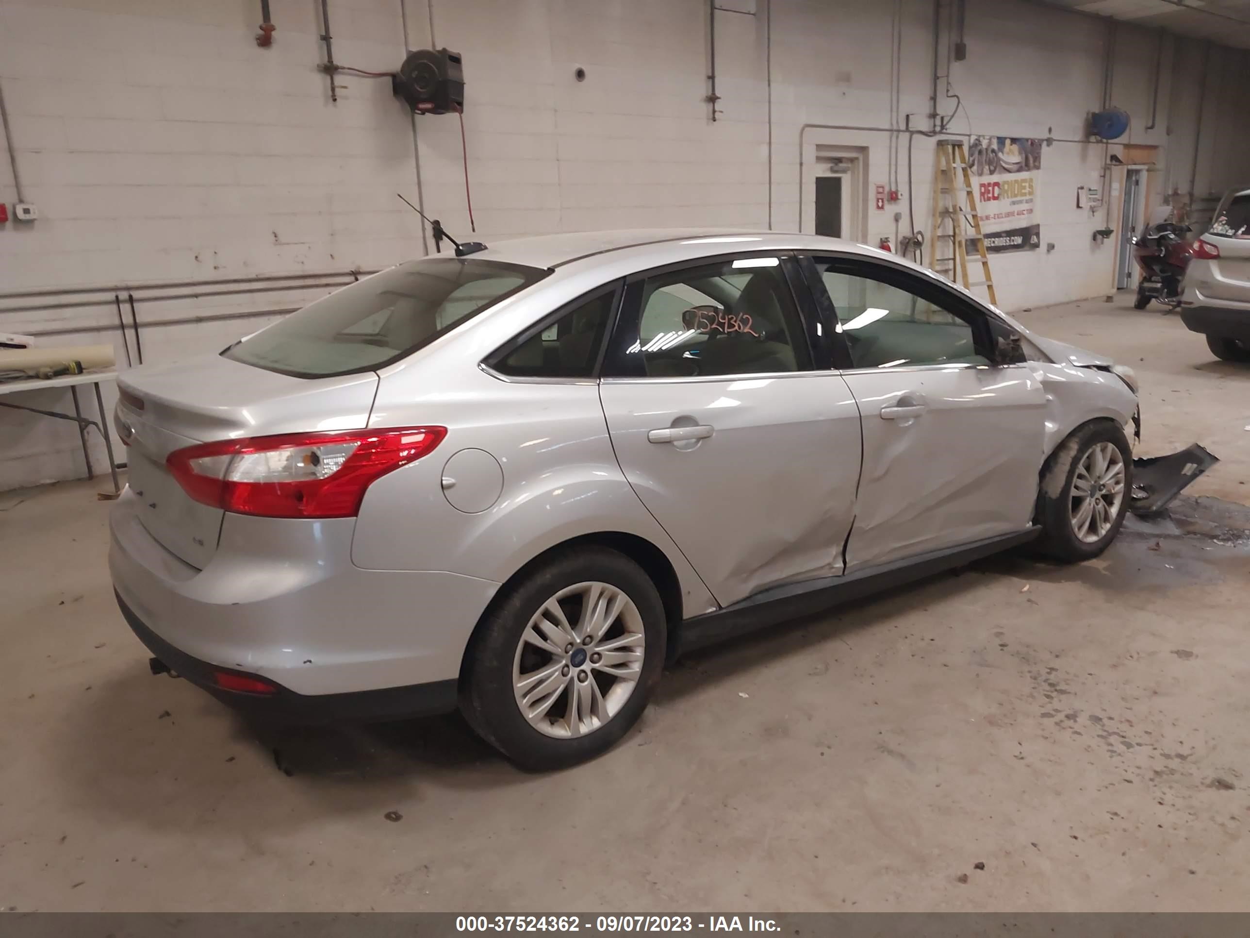 Photo 3 VIN: 1FAHP3H26CL229281 - FORD FOCUS 