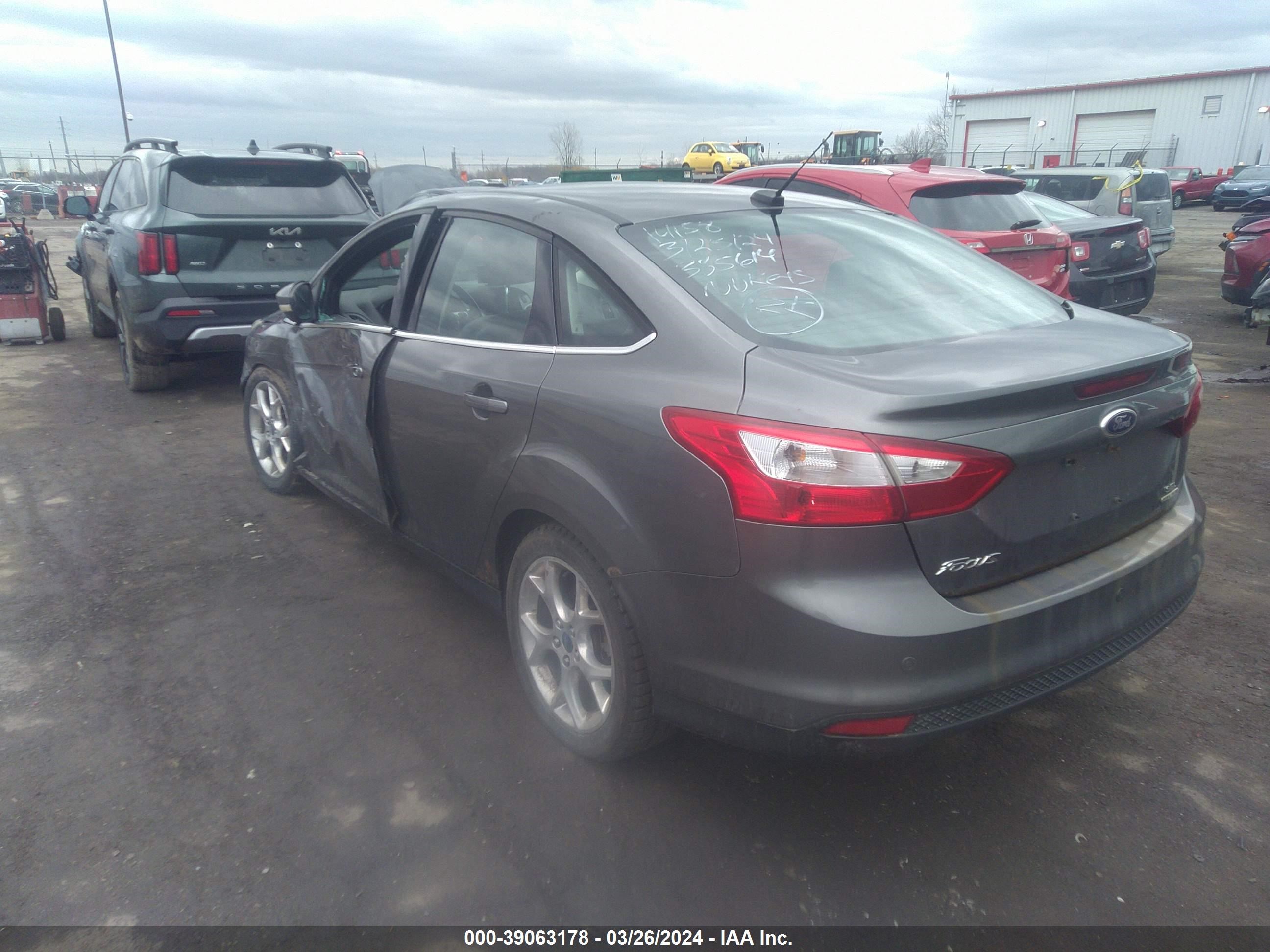 Photo 2 VIN: 1FAHP3H28CL385614 - FORD FOCUS 