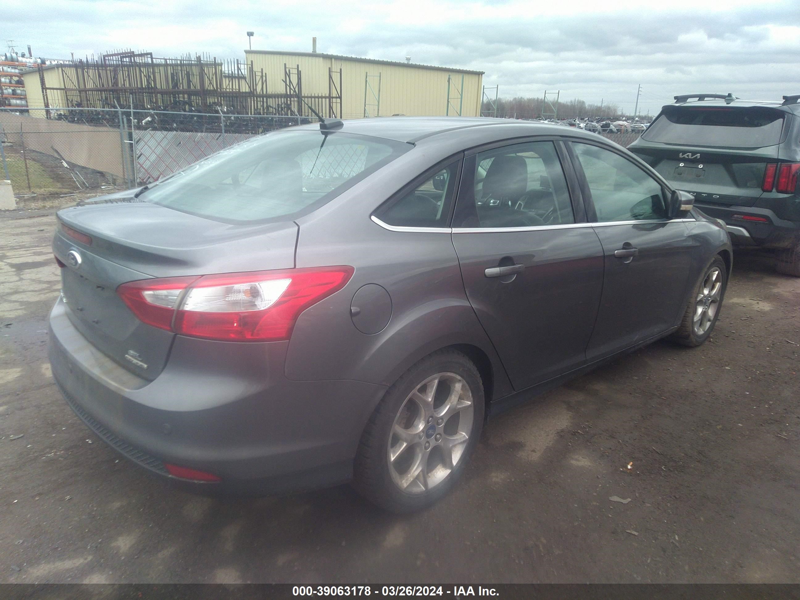 Photo 3 VIN: 1FAHP3H28CL385614 - FORD FOCUS 