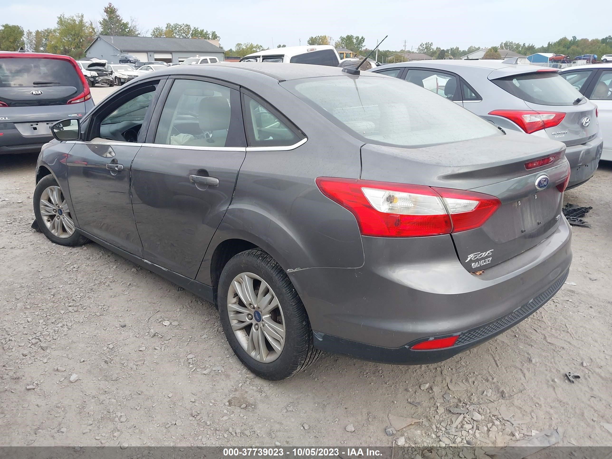 Photo 2 VIN: 1FAHP3H2XCL214394 - FORD FOCUS 