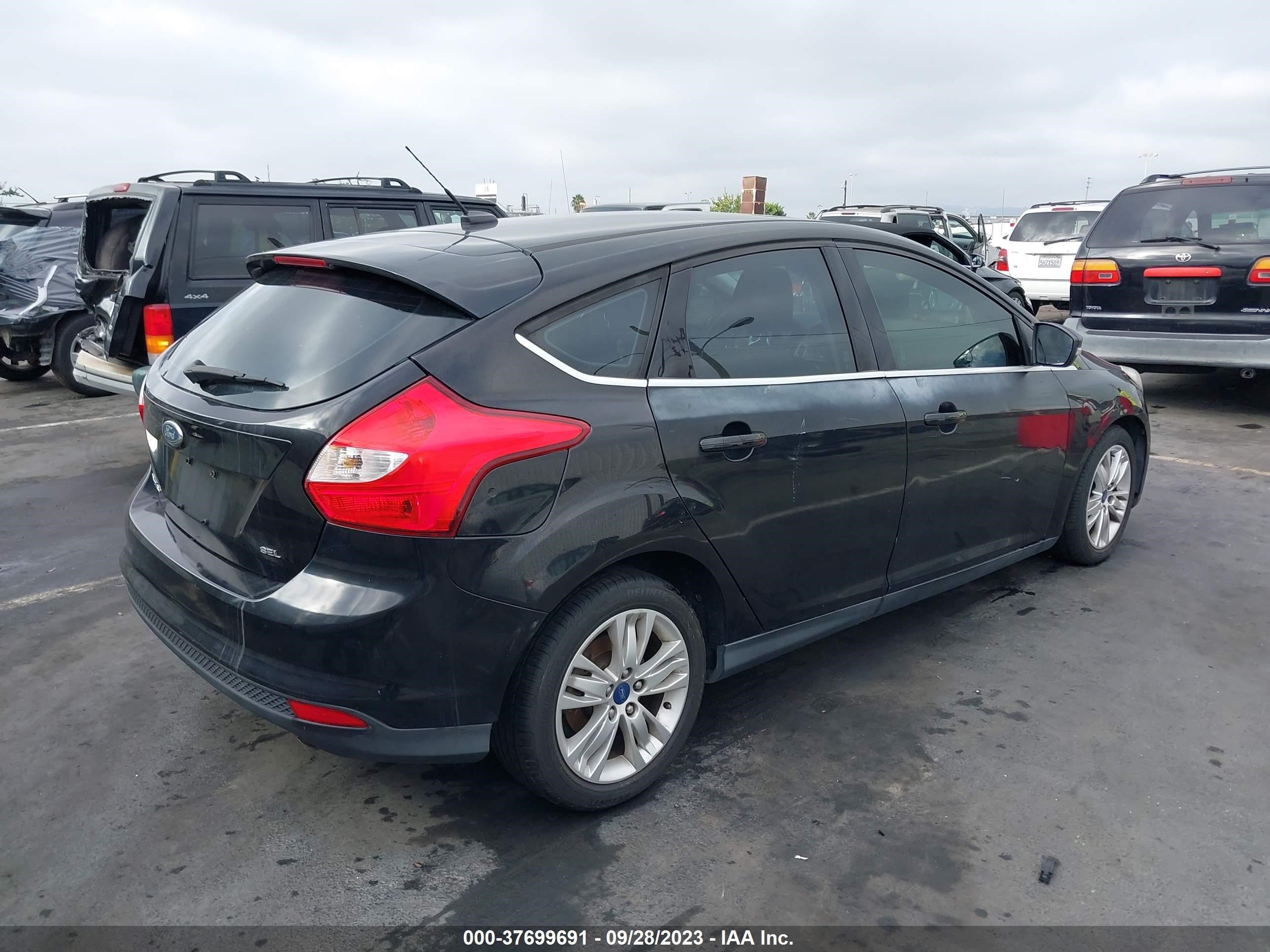 Photo 3 VIN: 1FAHP3M20CL105156 - FORD FOCUS 