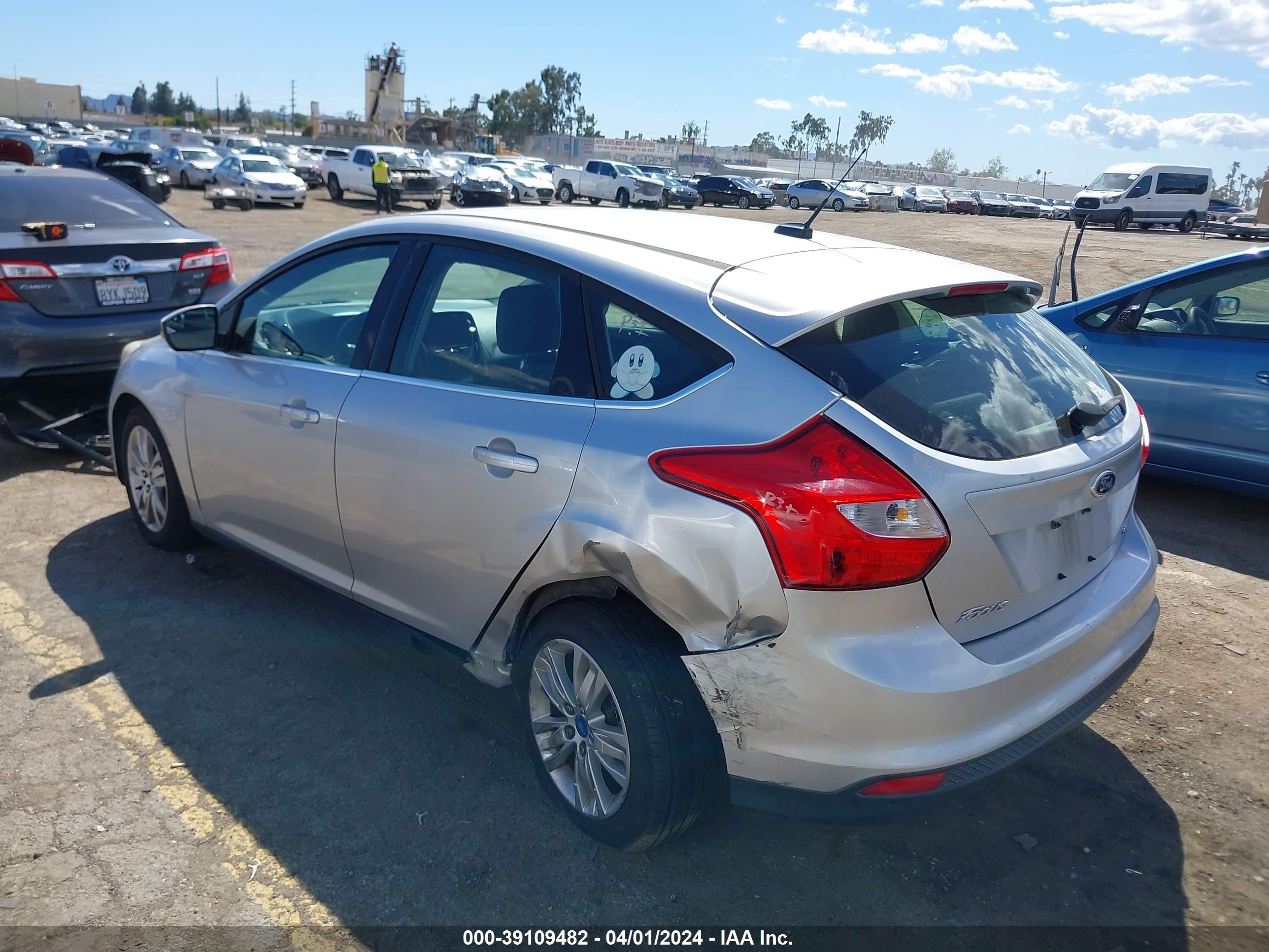 Photo 2 VIN: 1FAHP3M26CL200403 - FORD FOCUS 