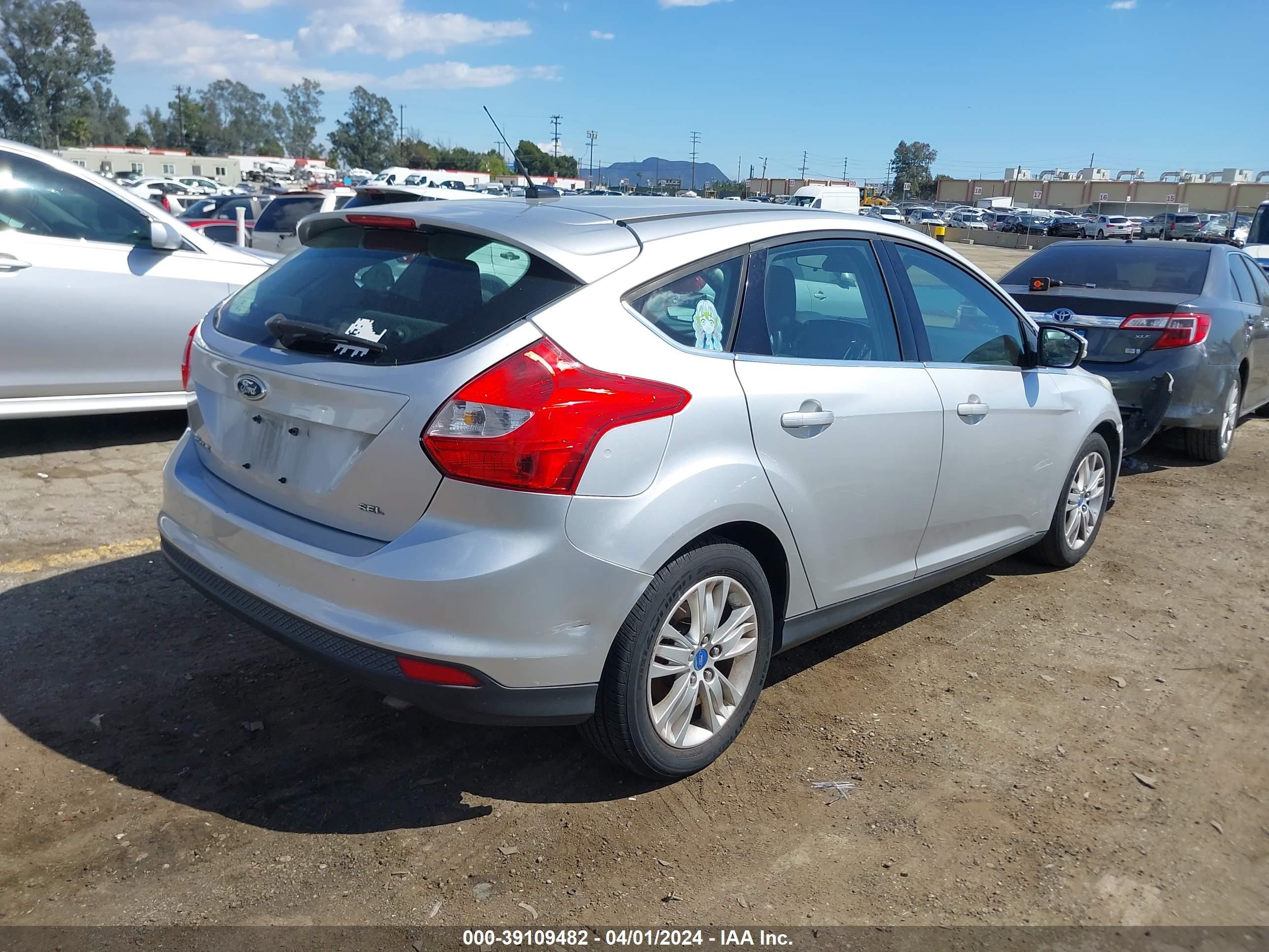 Photo 3 VIN: 1FAHP3M26CL200403 - FORD FOCUS 