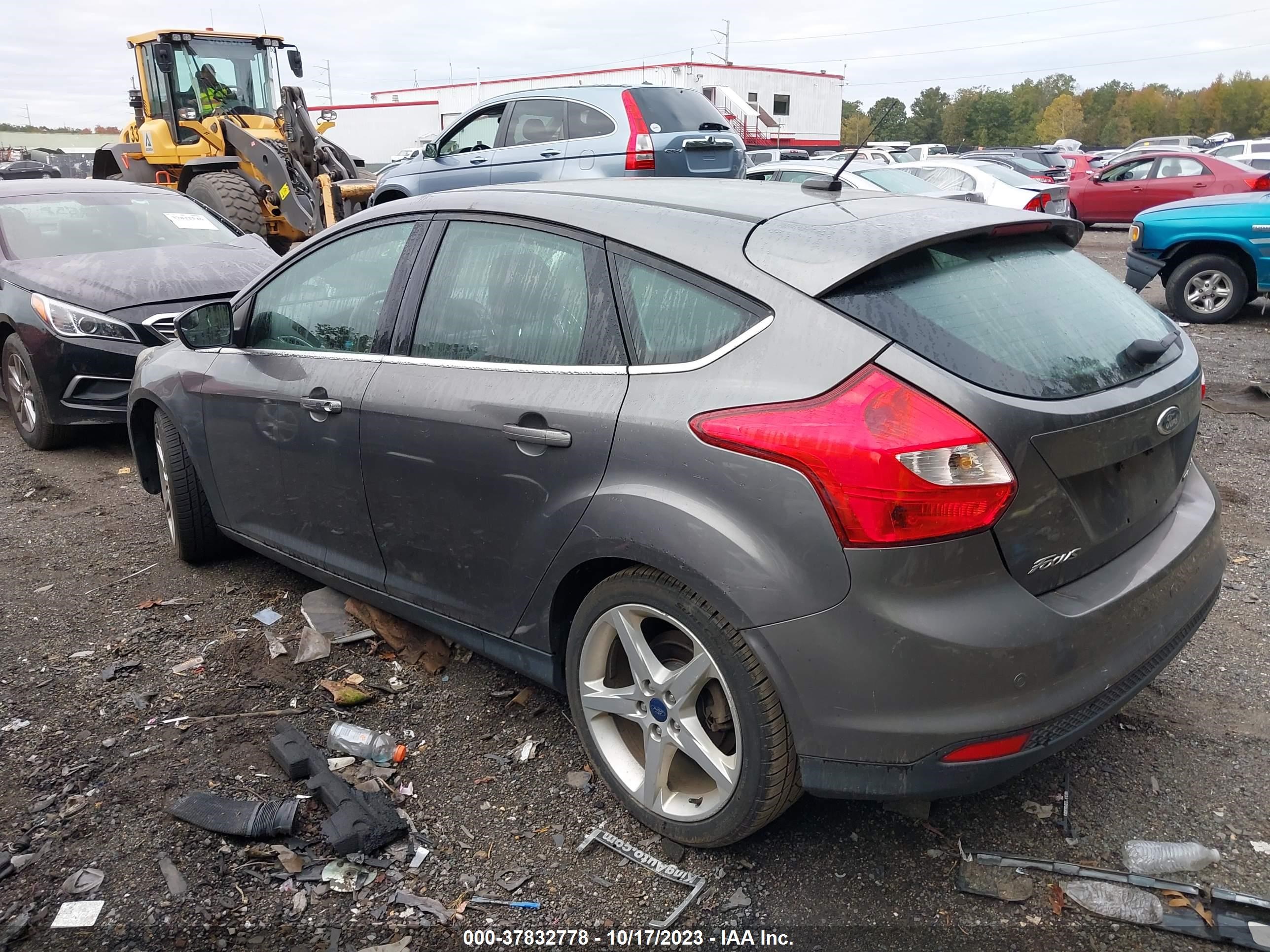 Photo 2 VIN: 1FAHP3N2XCL100352 - FORD FOCUS 