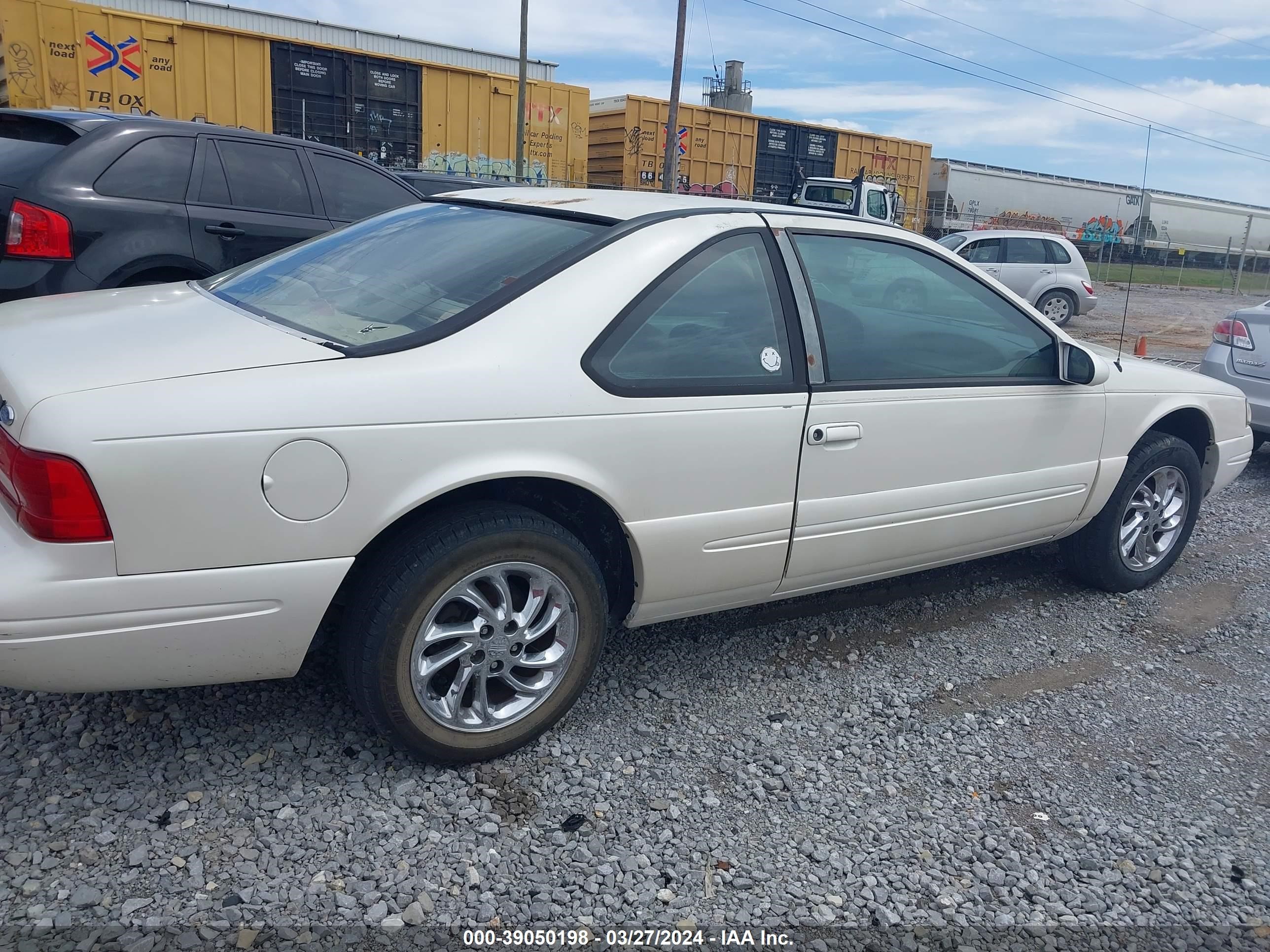 Photo 3 VIN: 1FALP62W0TH175079 - FORD THUNDERBIRD 