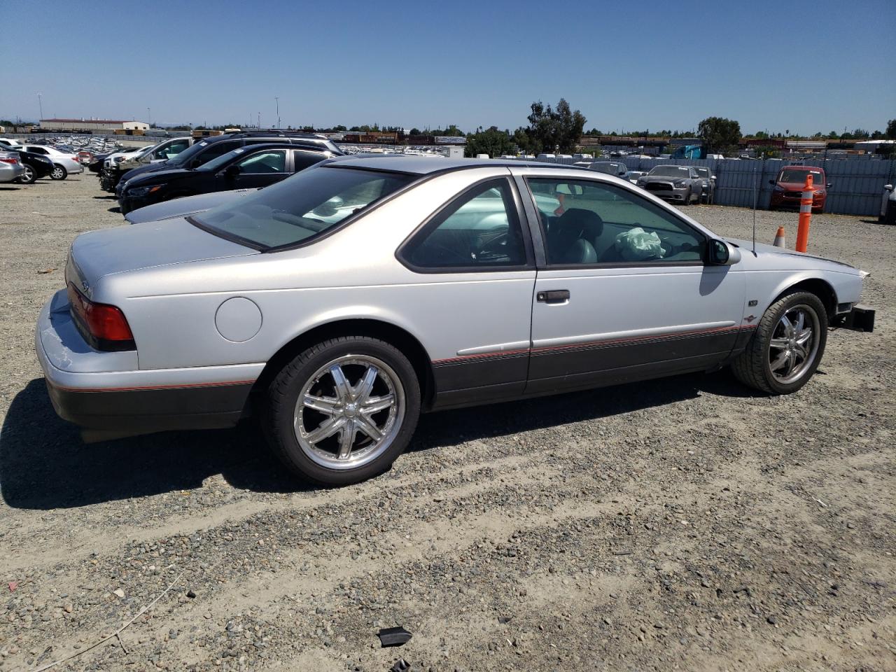 Photo 2 VIN: 1FALP62W4SH157019 - FORD THUNDERBIRD 