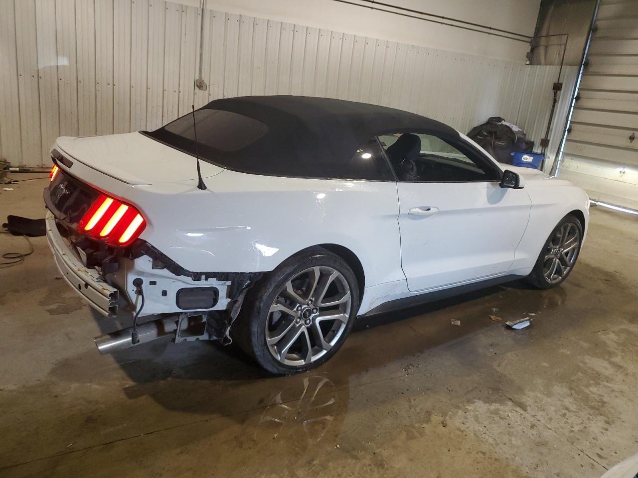 Photo 2 VIN: 1FATP8EMXF5359697 - FORD MUSTANG 