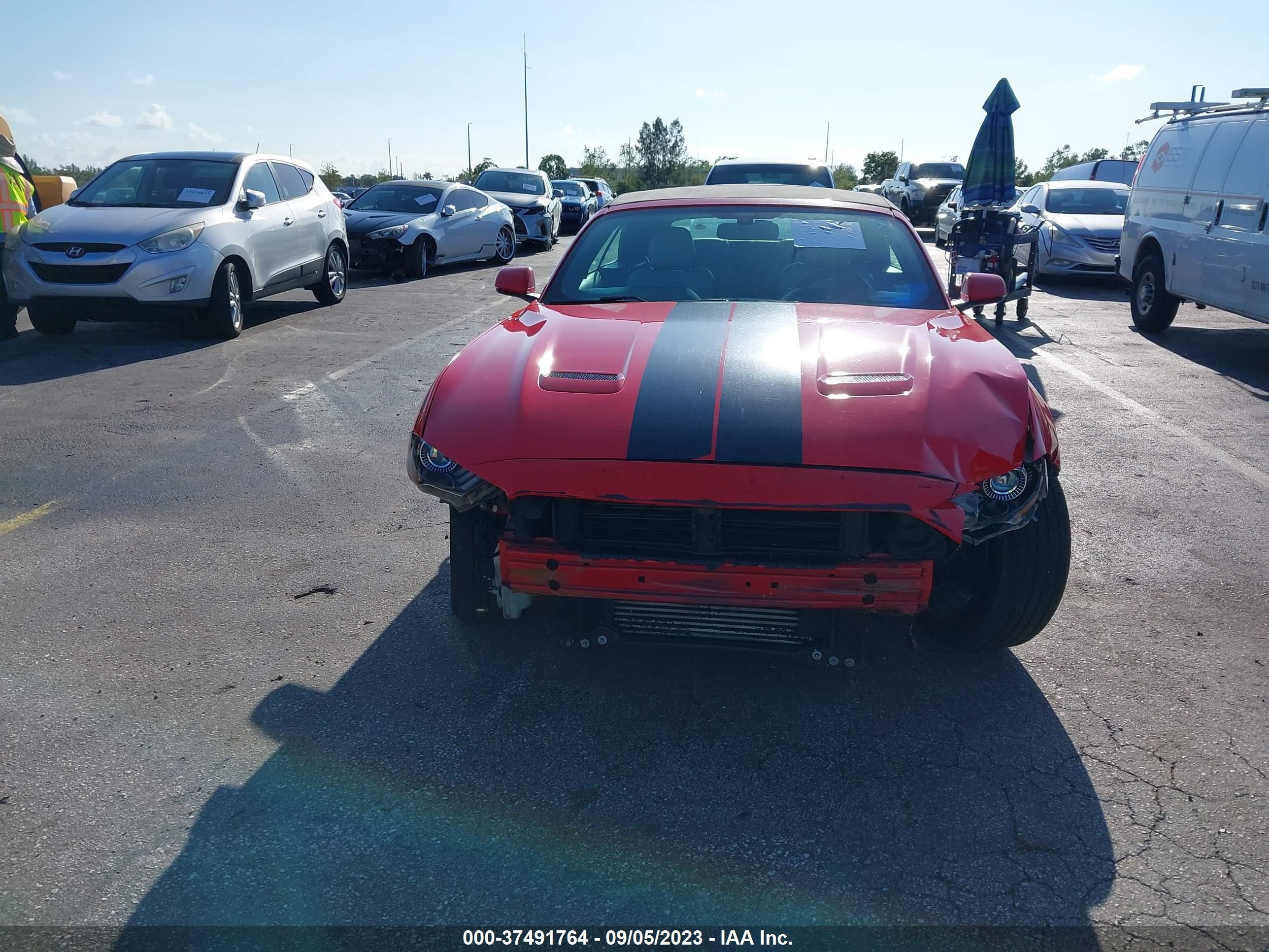 Photo 12 VIN: 1FATP8UH0J5138705 - FORD MUSTANG 