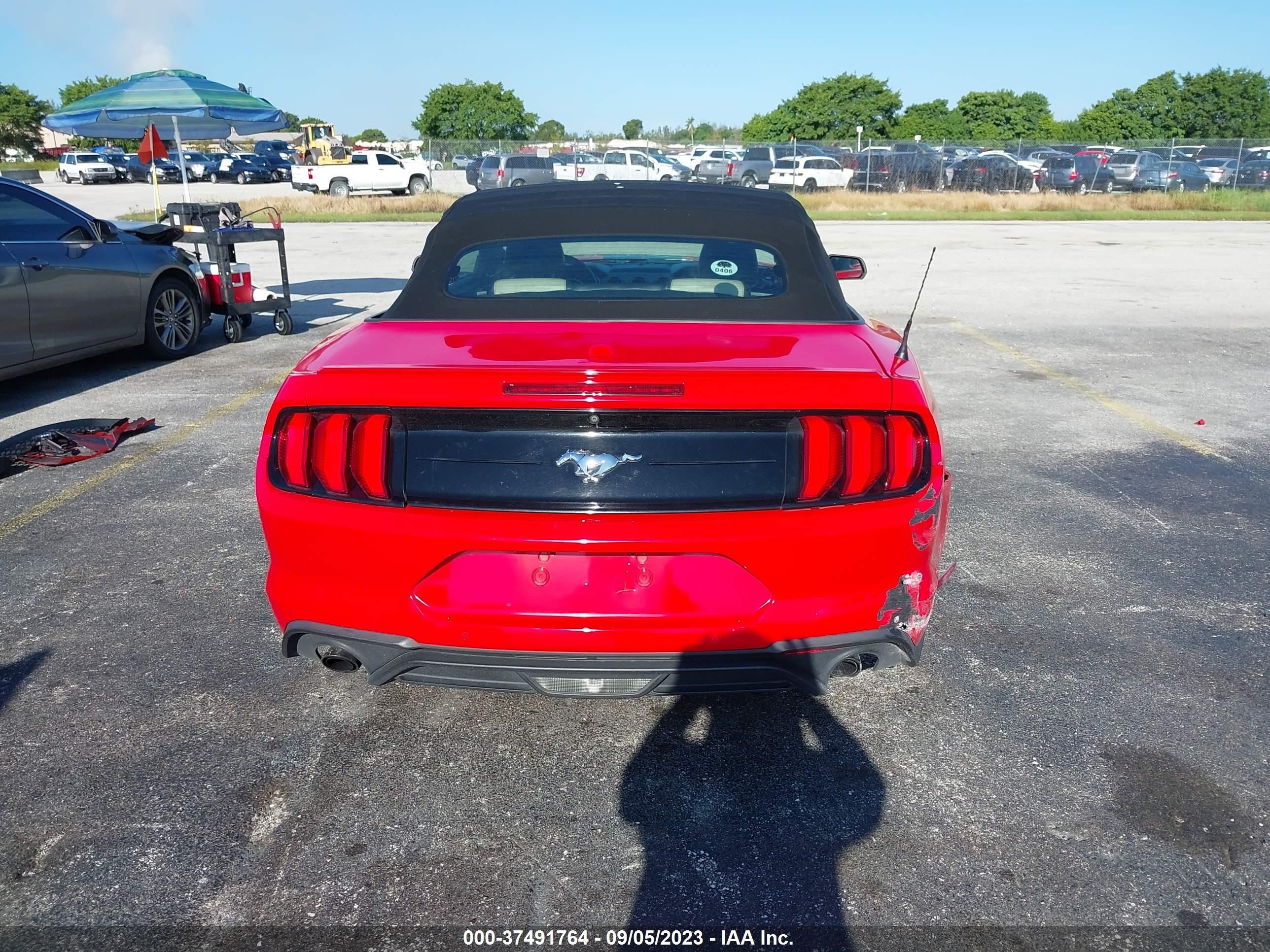 Photo 16 VIN: 1FATP8UH0J5138705 - FORD MUSTANG 