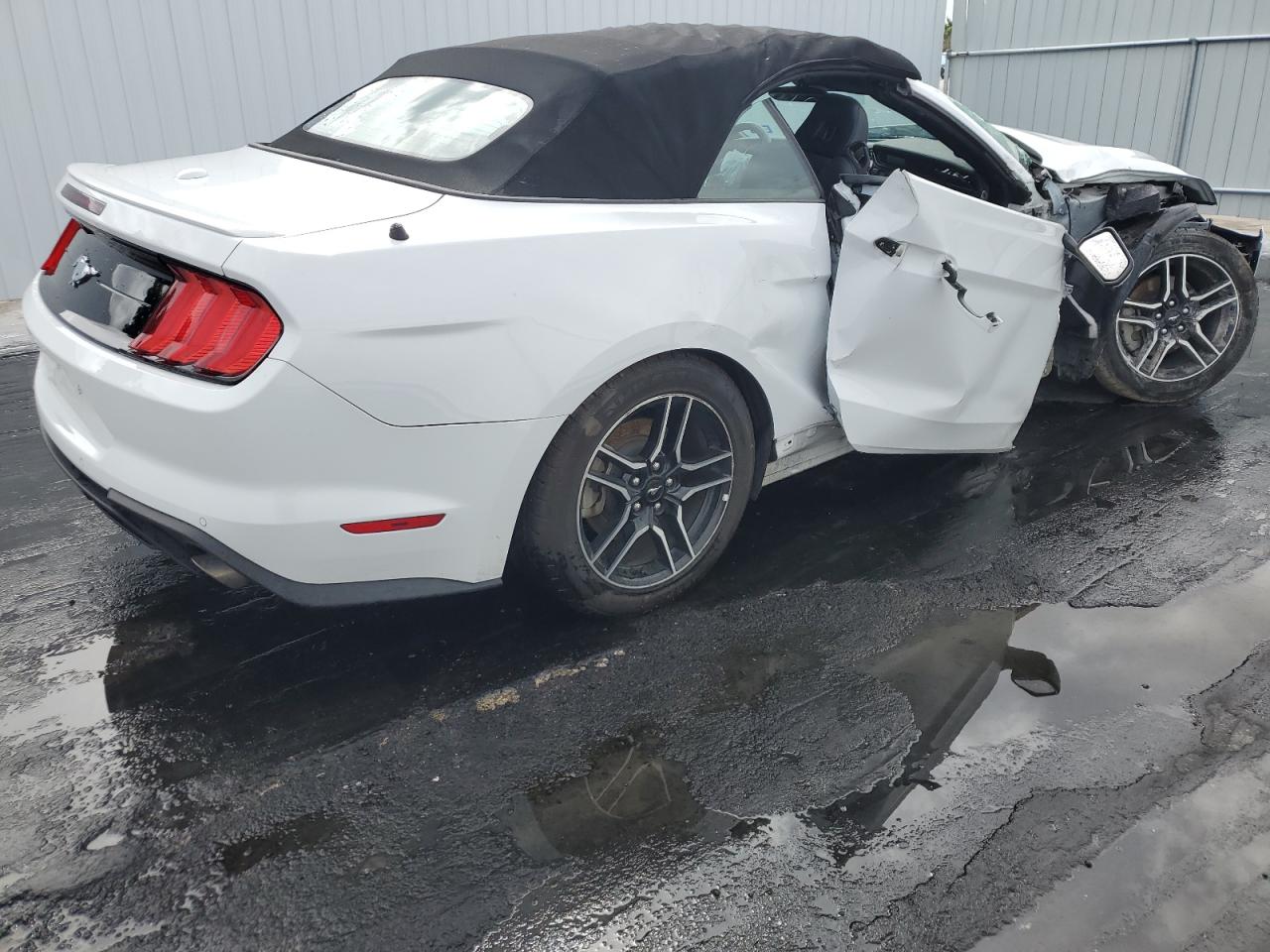 Photo 2 VIN: 1FATP8UH0N5104737 - FORD MUSTANG 