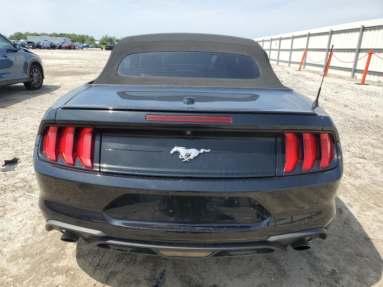 Photo 5 VIN: 1FATP8UH3J5115399 - FORD MUSTANG 