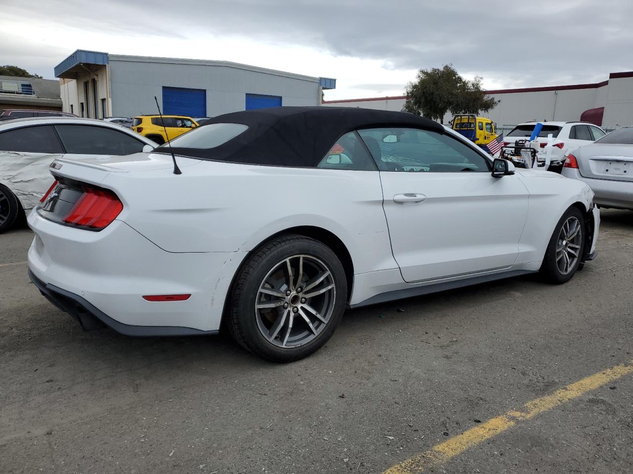 Photo 2 VIN: 1FATP8UH5J5132687 - FORD MUSTANG 