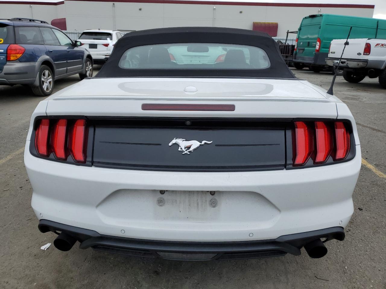 Photo 5 VIN: 1FATP8UH5J5132687 - FORD MUSTANG 