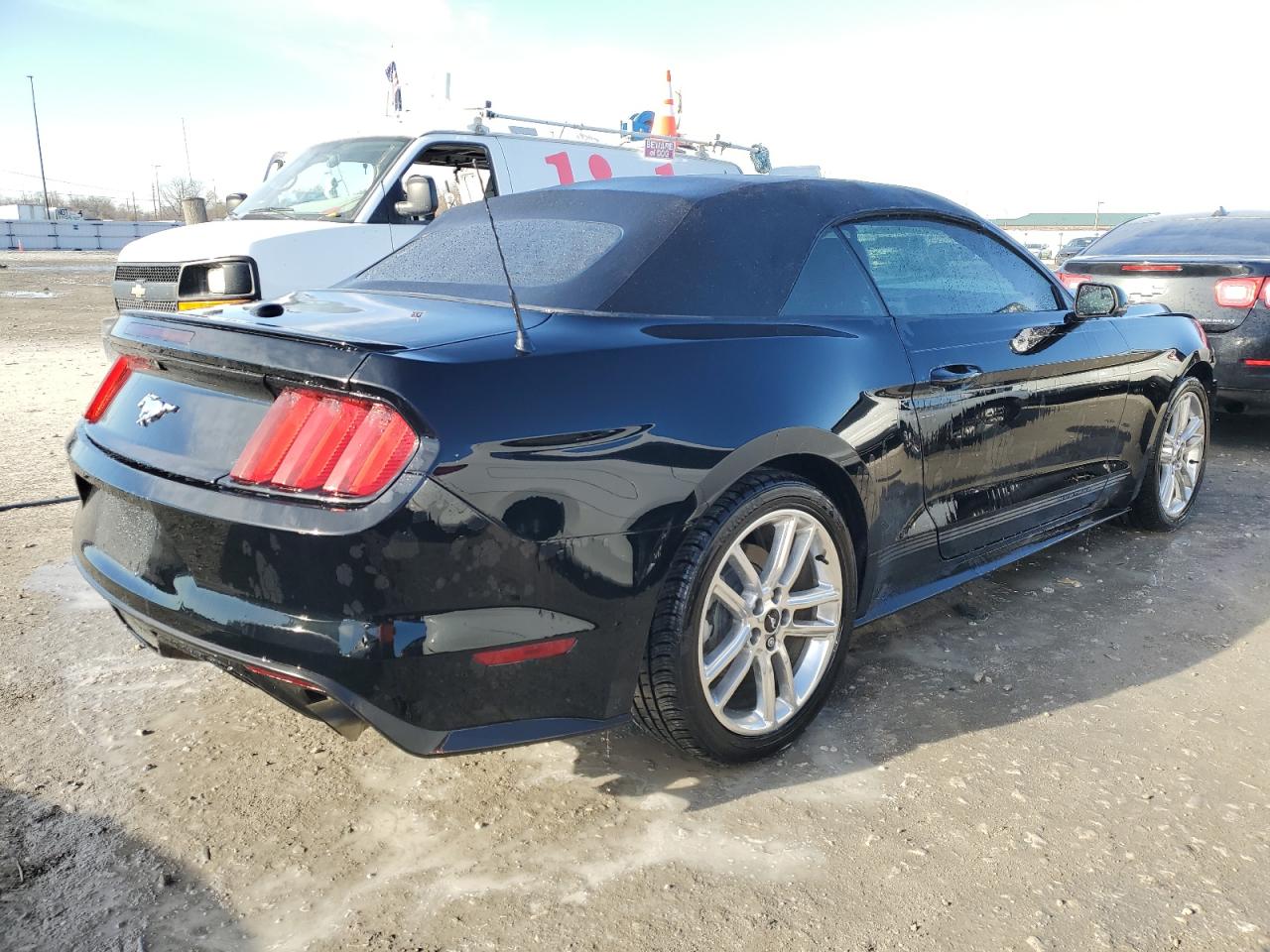 Photo 2 VIN: 1FATP8UH7H5276512 - FORD MUSTANG 