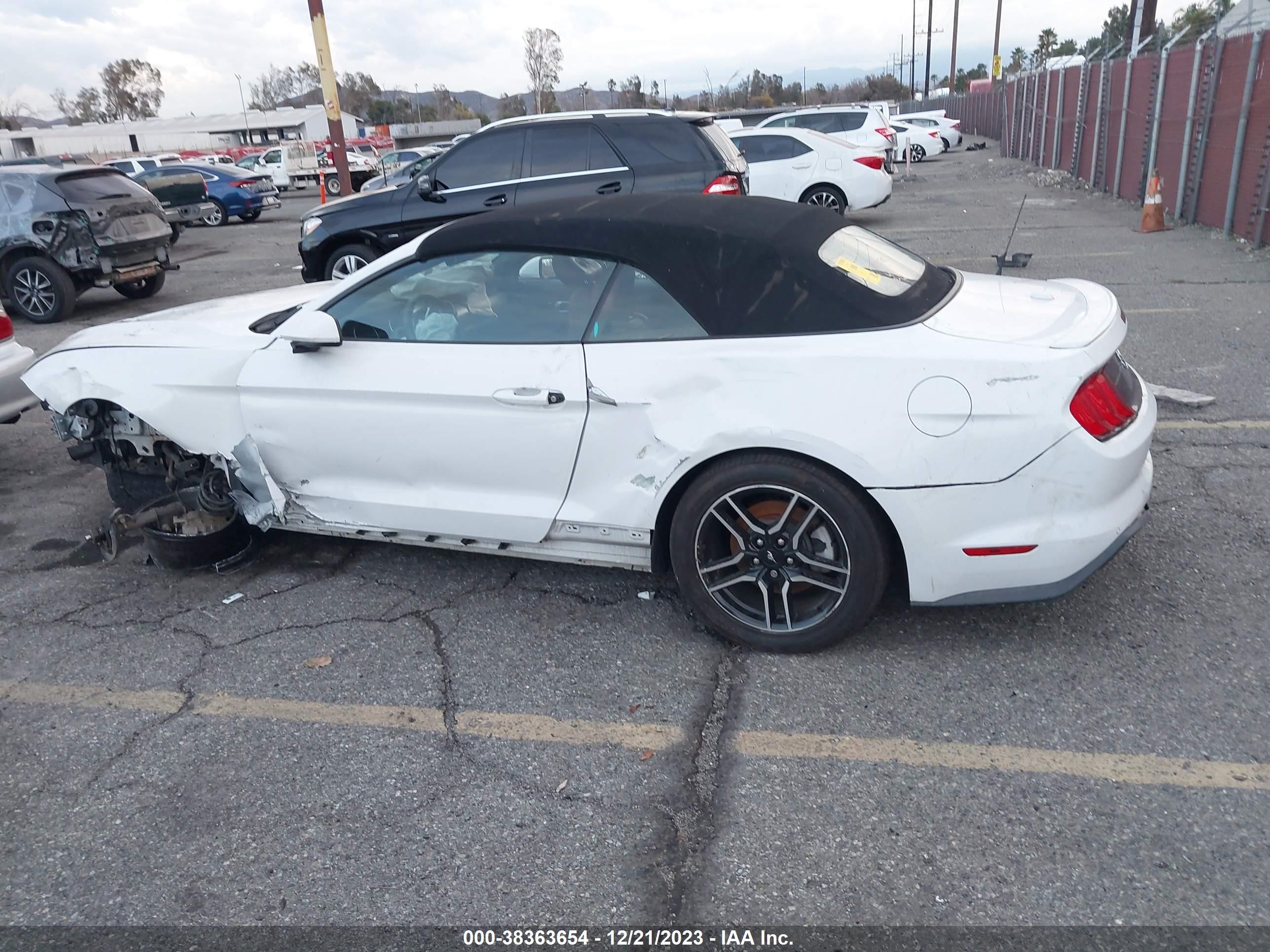 Photo 13 VIN: 1FATP8UH8J5155798 - FORD MUSTANG 