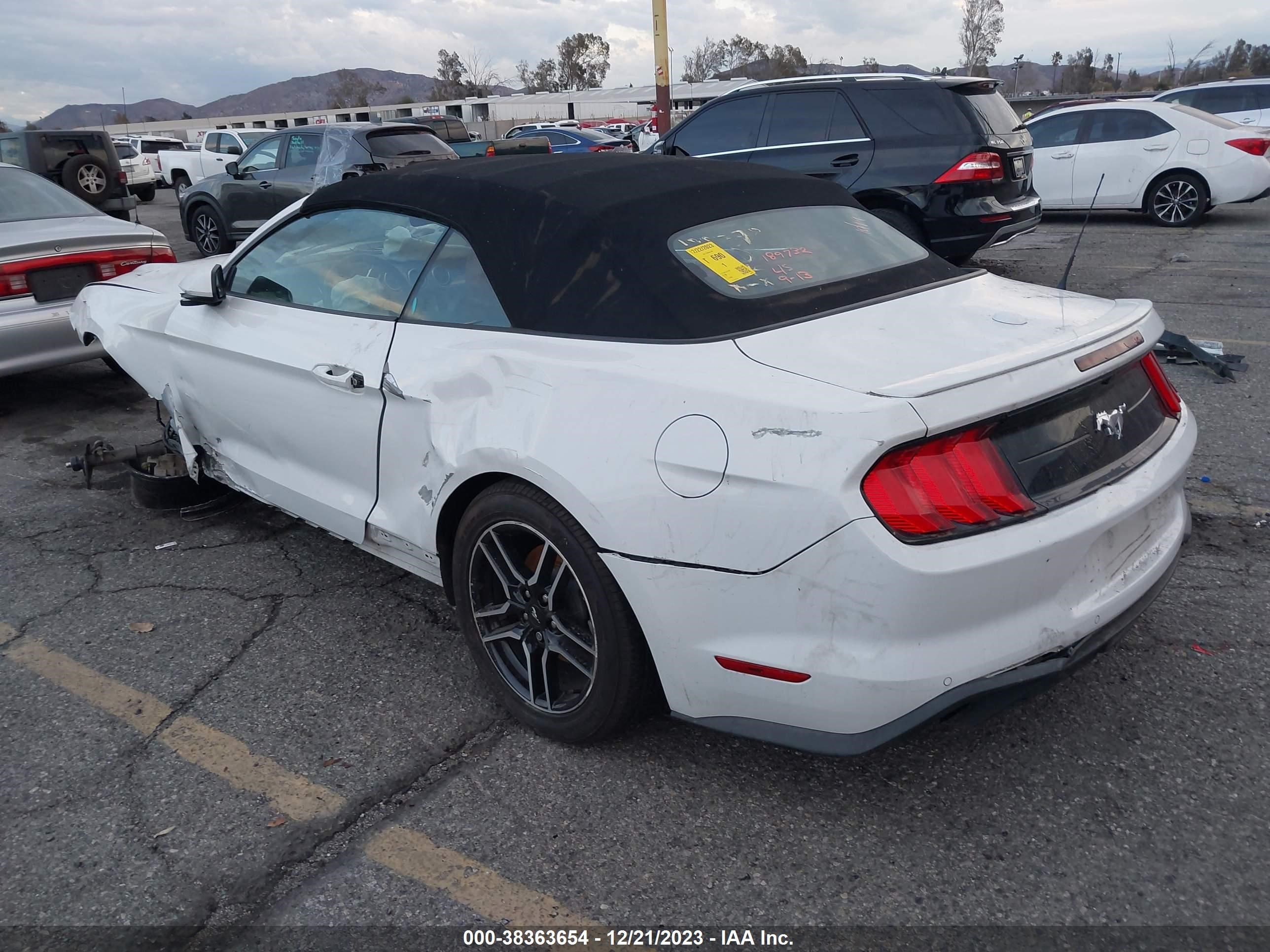 Photo 2 VIN: 1FATP8UH8J5155798 - FORD MUSTANG 