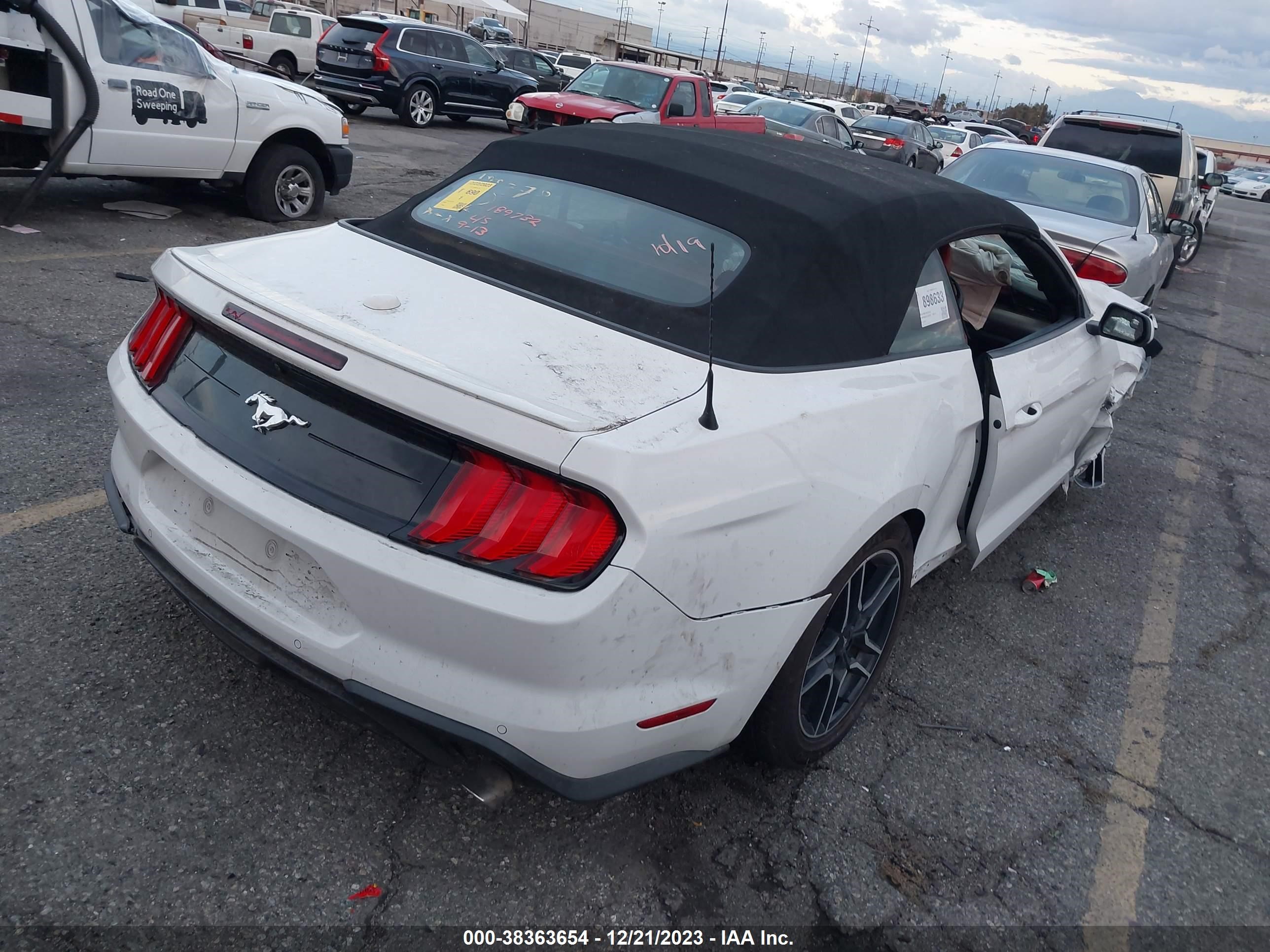 Photo 3 VIN: 1FATP8UH8J5155798 - FORD MUSTANG 