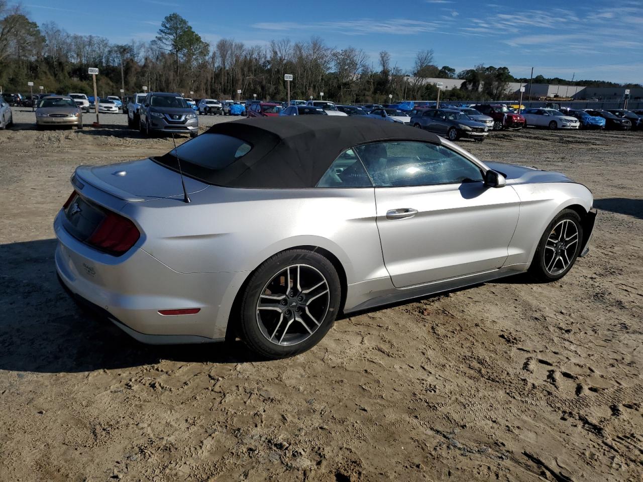 Photo 2 VIN: 1FATP8UHXJ5132880 - FORD MUSTANG 