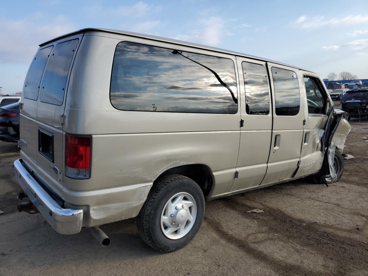 Photo 2 VIN: 1FBNE3BL0BDB18100 - FORD ECONOLINE 