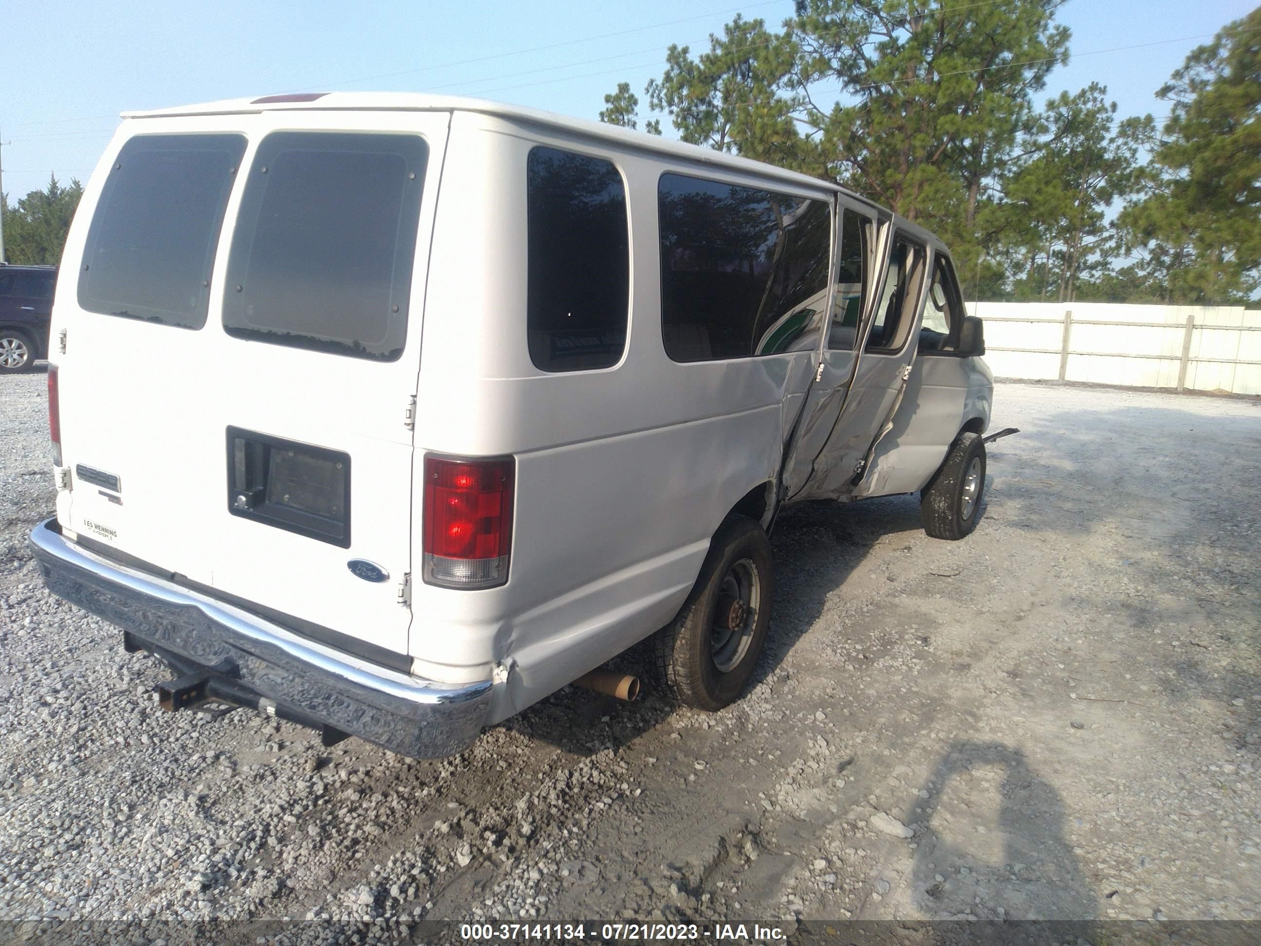 Photo 3 VIN: 1FBSS31L08DB22363 - FORD ECONOLINE 