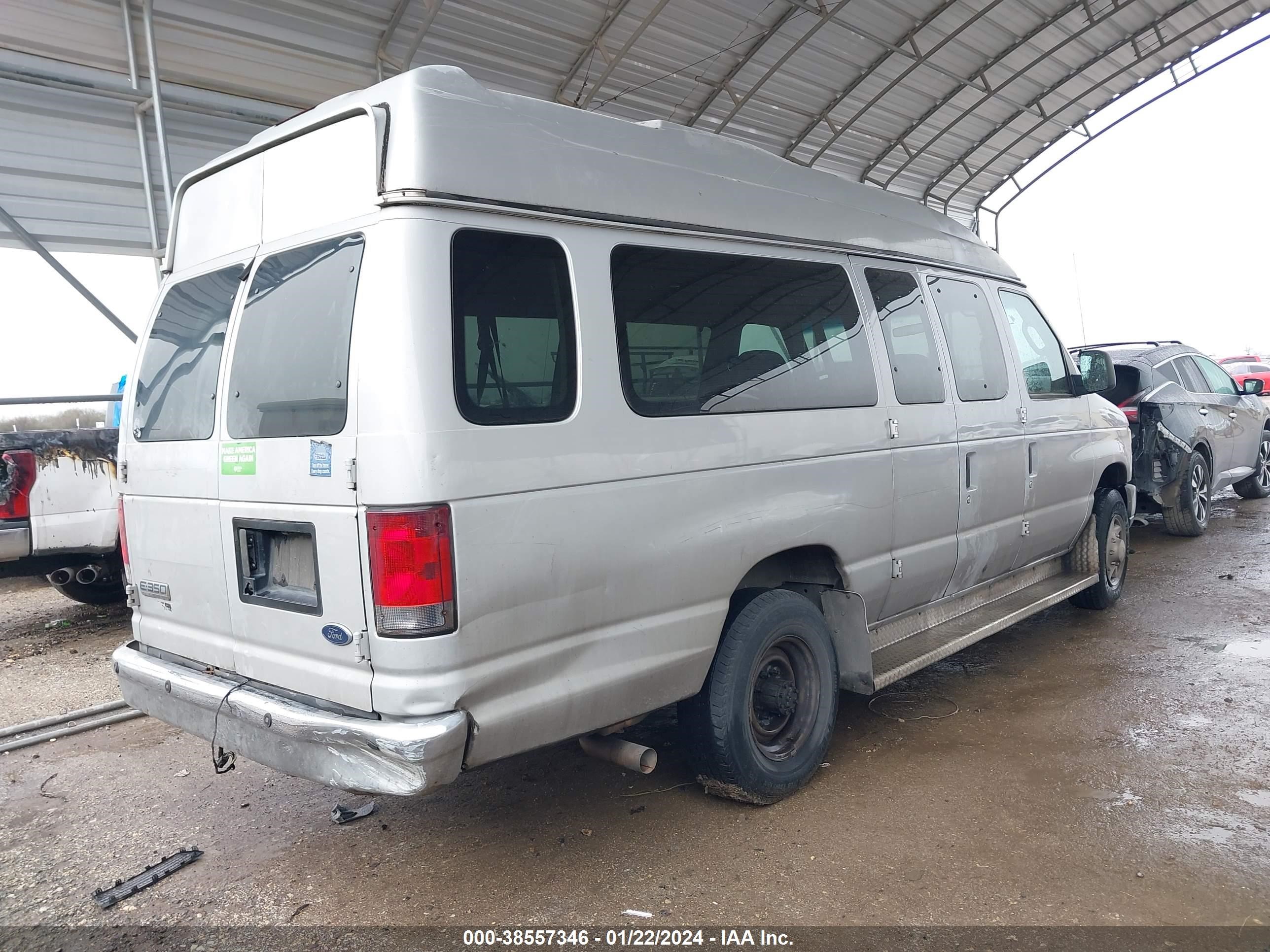 Photo 3 VIN: 1FBSS31L98DA69291 - FORD ECONOLINE 