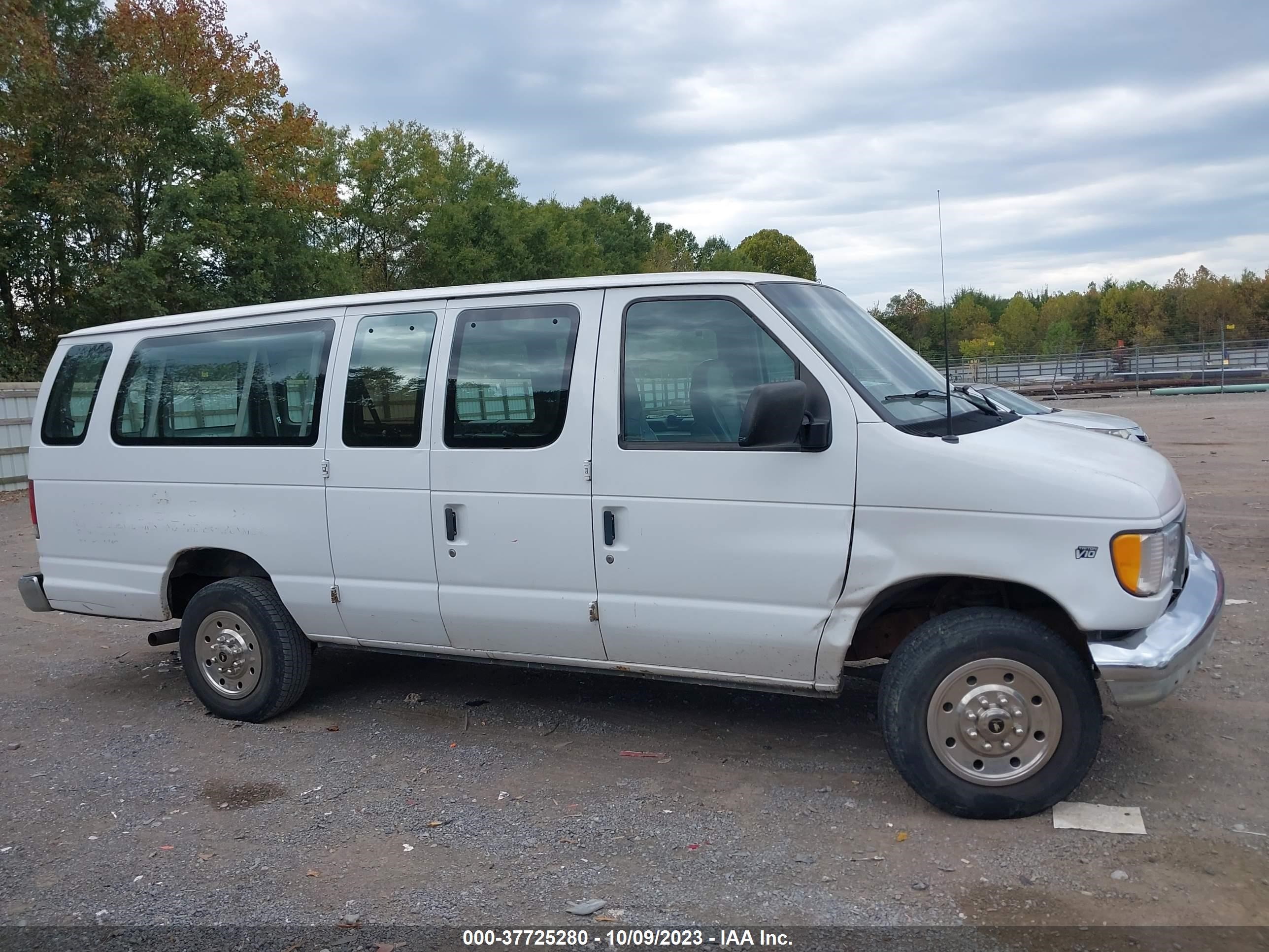 Photo 12 VIN: 1FBSS31S71HA10293 - FORD ECONOLINE 