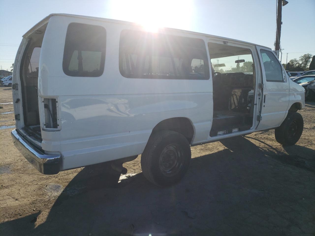 Photo 3 VIN: 1FBSS3BL6BDA75054 - FORD ECONOLINE 