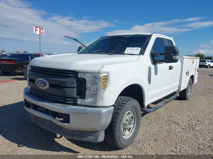 Photo 1 VIN: 1FD8X3B64KEE67909 - FORD F350 