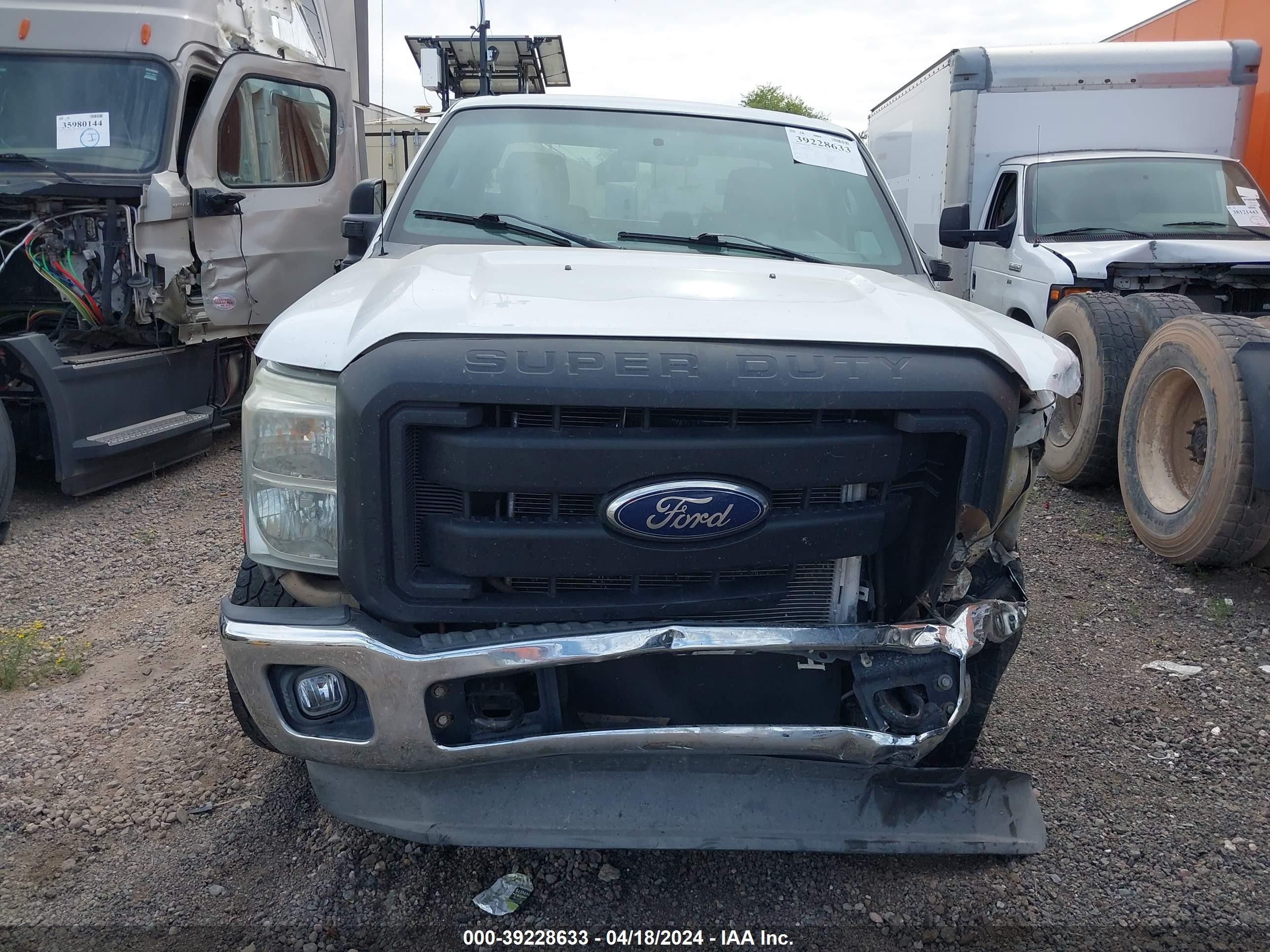 Photo 11 VIN: 1FD8X3B65BEC58498 - FORD F350 