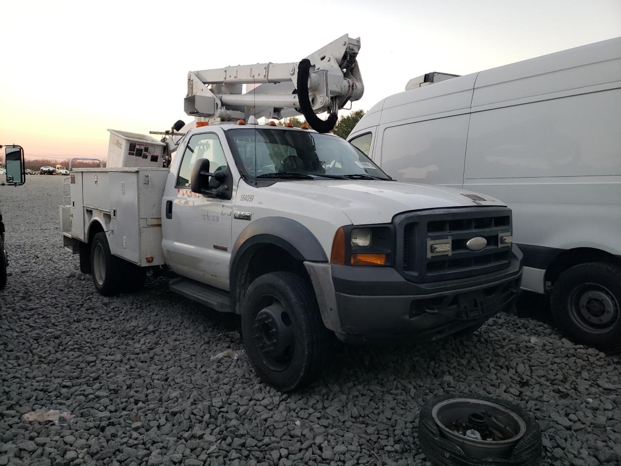 Photo 3 VIN: 1FDAF57PX7EB05611 - FORD F550 