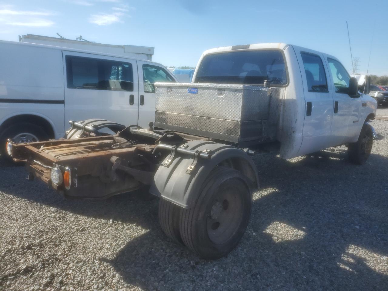 Photo 3 VIN: 1FDAW56F0YEE07175 - FORD F550 