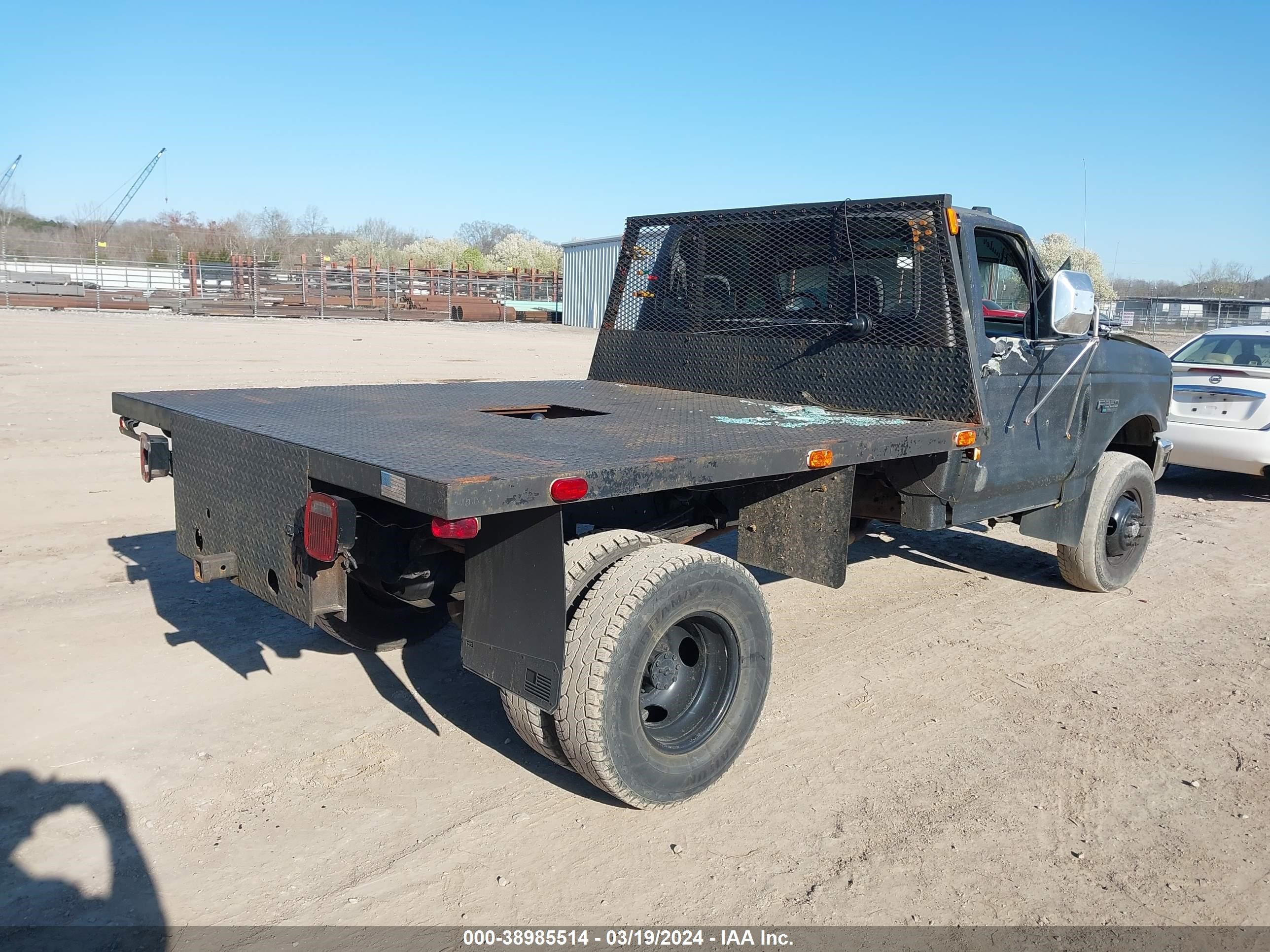 Photo 3 VIN: 1FDKF38M9PNA85980 - FORD F350 