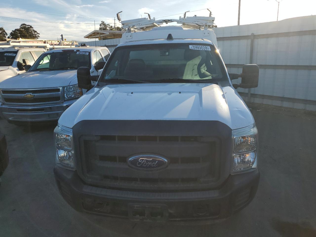 Photo 4 VIN: 1FDRF3A66DEB92183 - FORD F350 