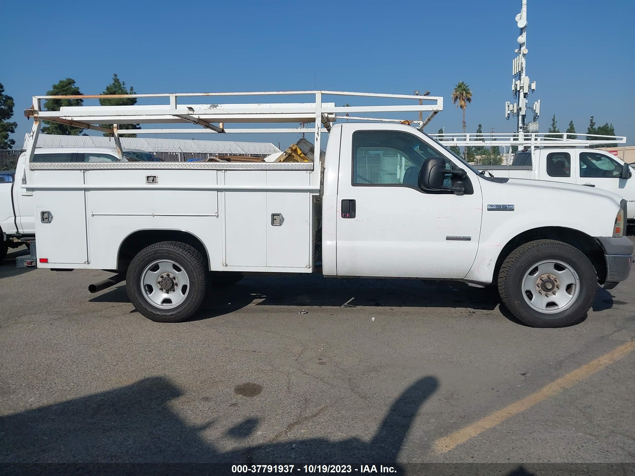 Photo 12 VIN: 1FDSF34P45EA79355 - FORD F350 