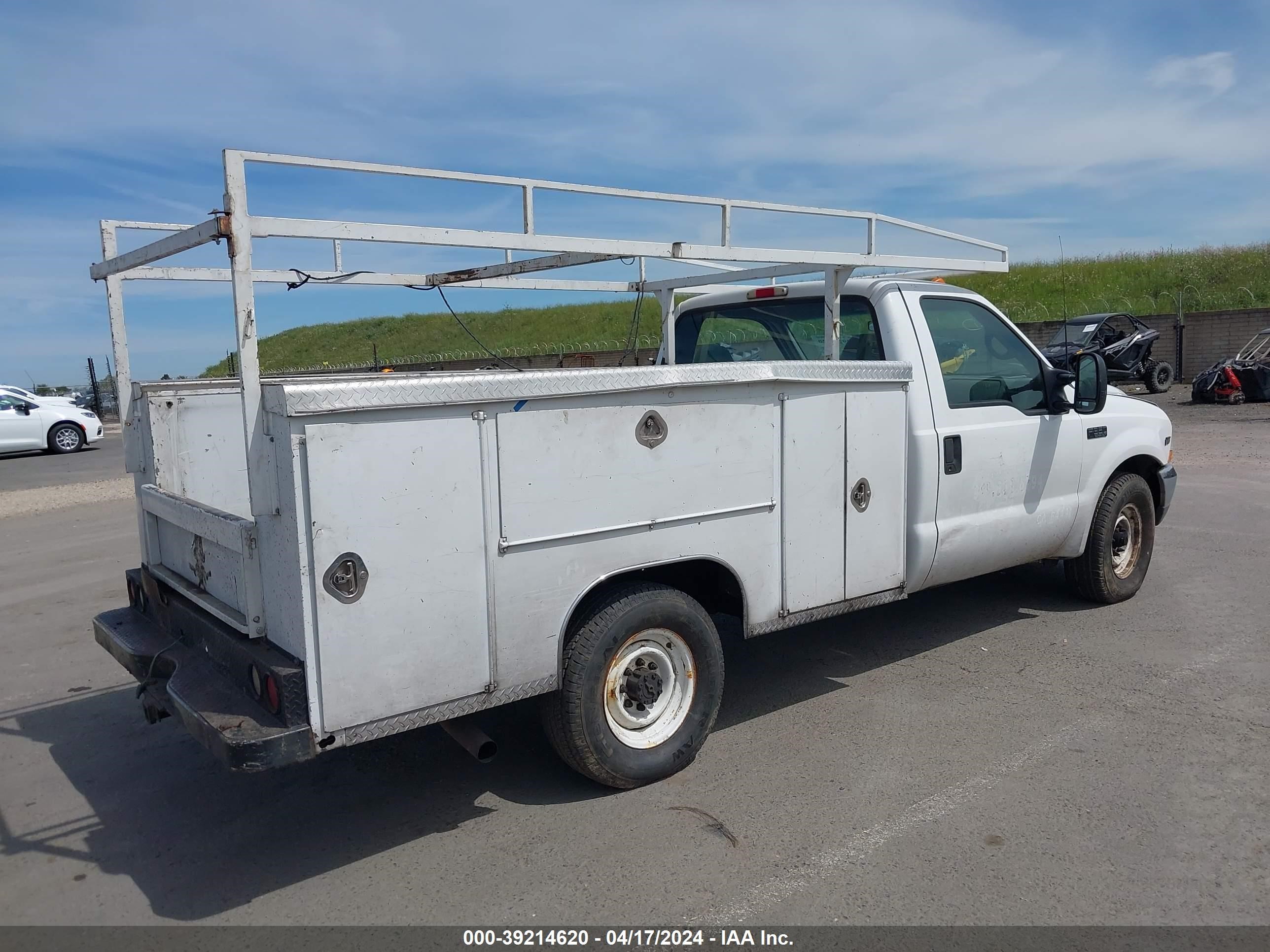 Photo 3 VIN: 1FDSF34S5YEE10159 - FORD F350 