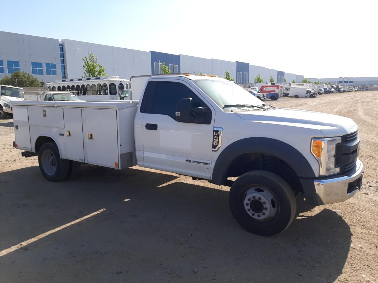 Photo 3 VIN: 1FDUF4GT8HEC82857 - FORD F450 