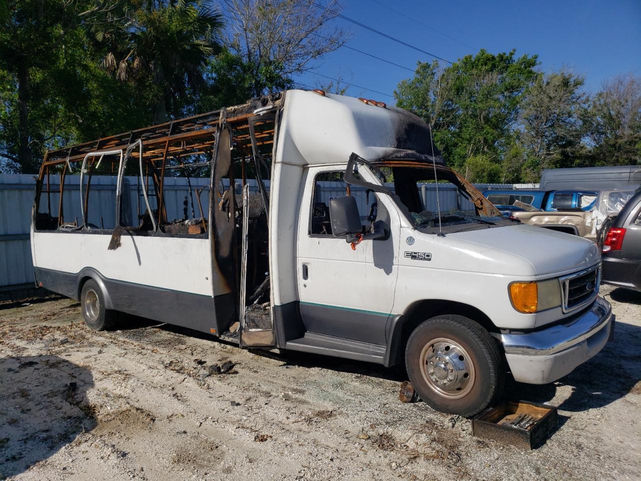 Photo 3 VIN: 1FDXE45S13HB01132 - FORD ECONOLINE 