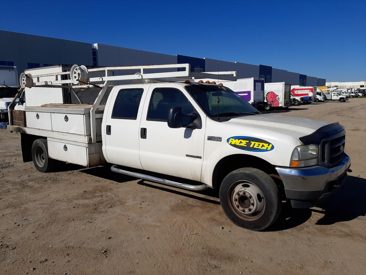 Photo 3 VIN: 1FDXW46F62ED14673 - FORD F450 