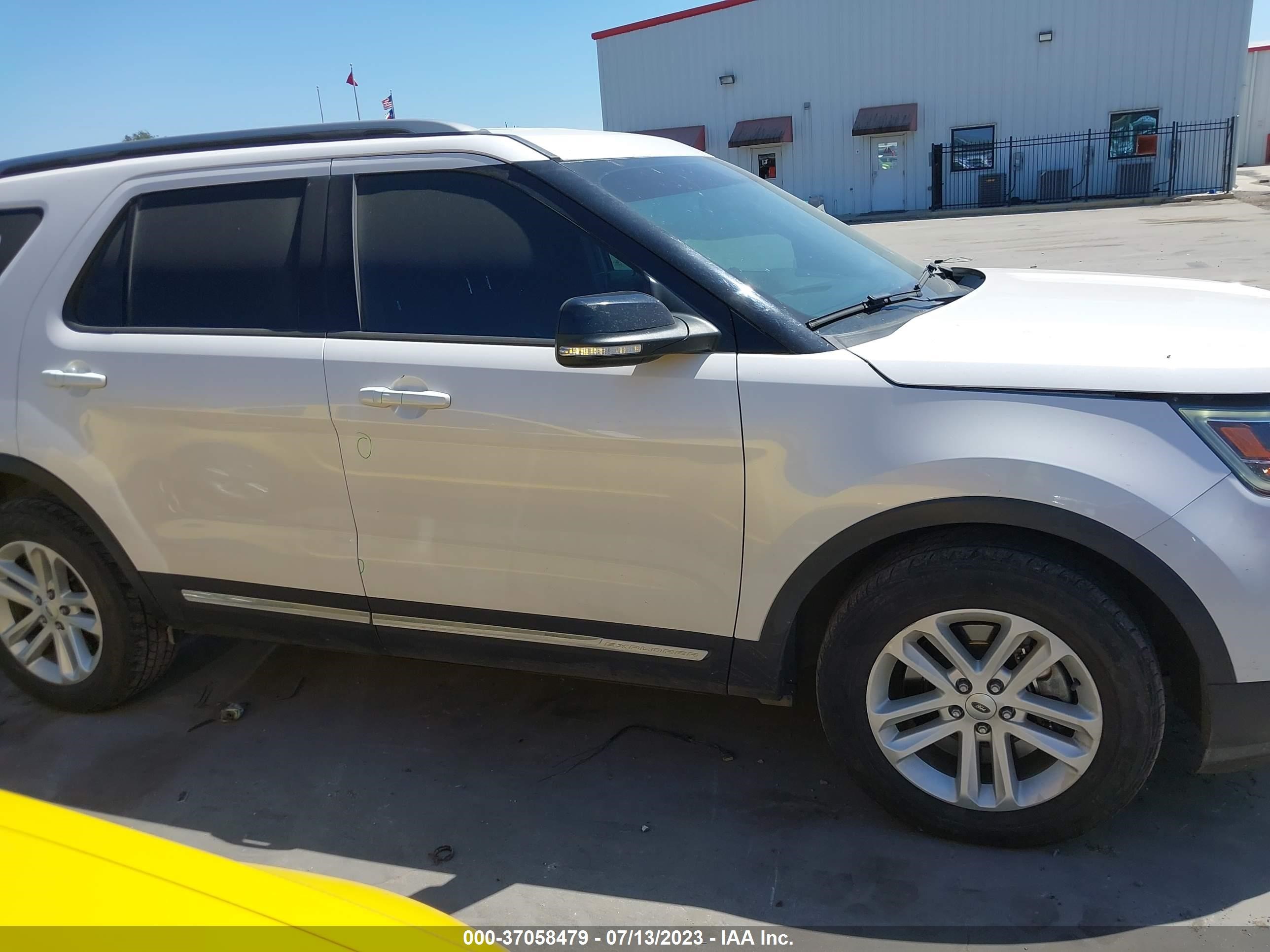 Photo 12 VIN: 1FM5K7D86HGD98774 - FORD EXPLORER 