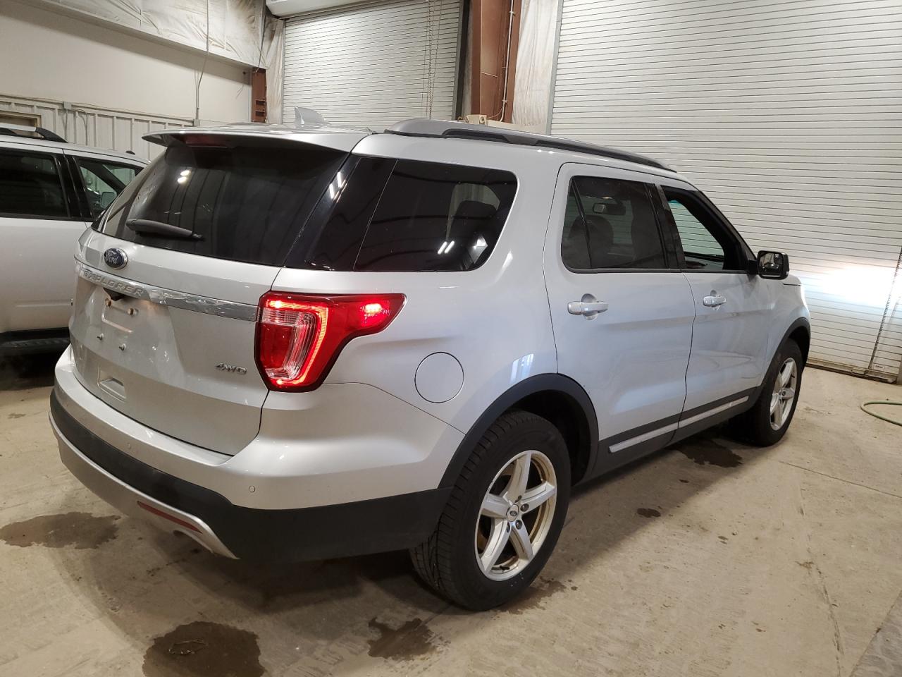 Photo 2 VIN: 1FM5K8D84HGB28903 - FORD EXPLORER 