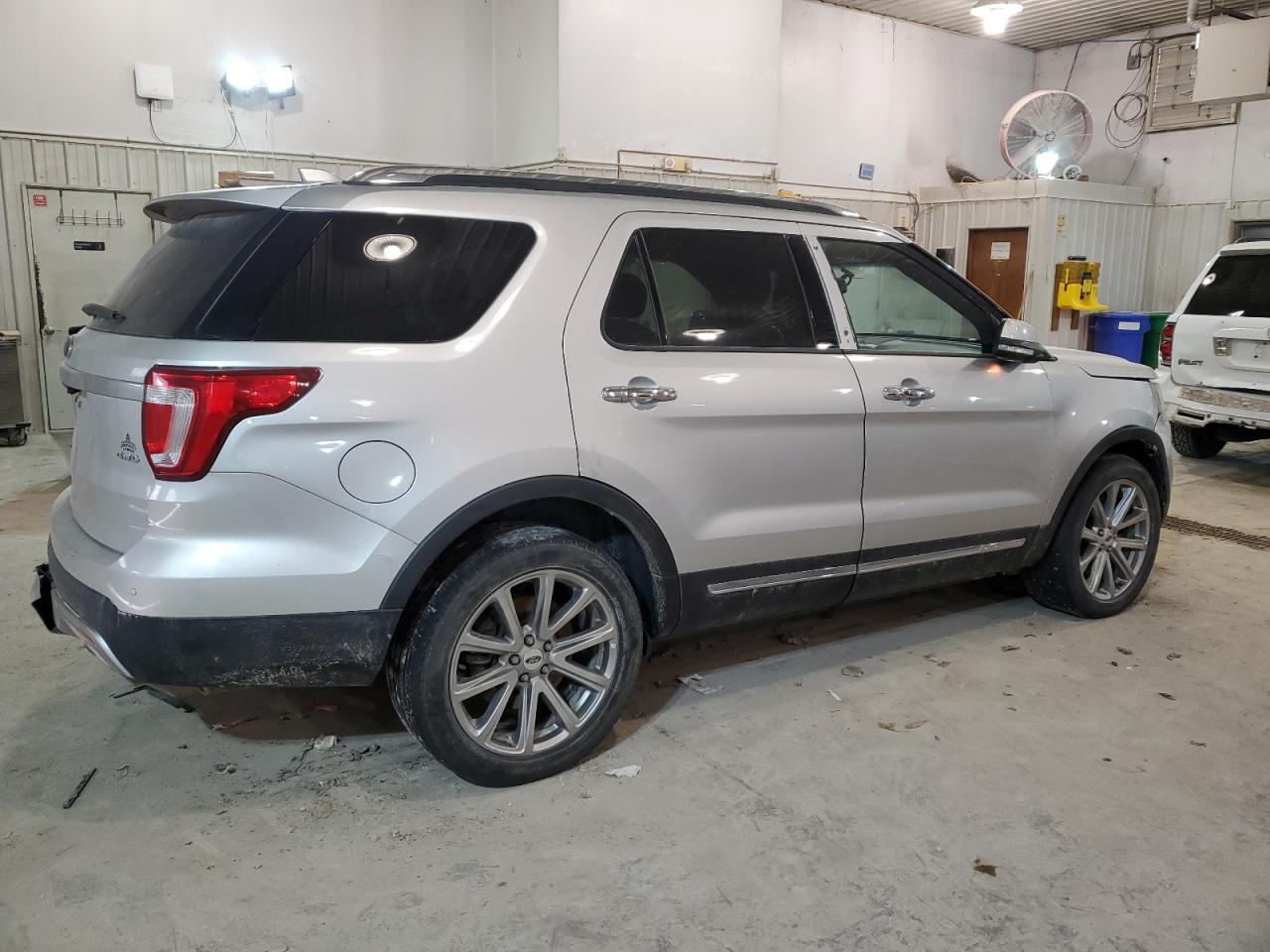 Photo 2 VIN: 1FM5K8F82HGC13641 - FORD EXPLORER 