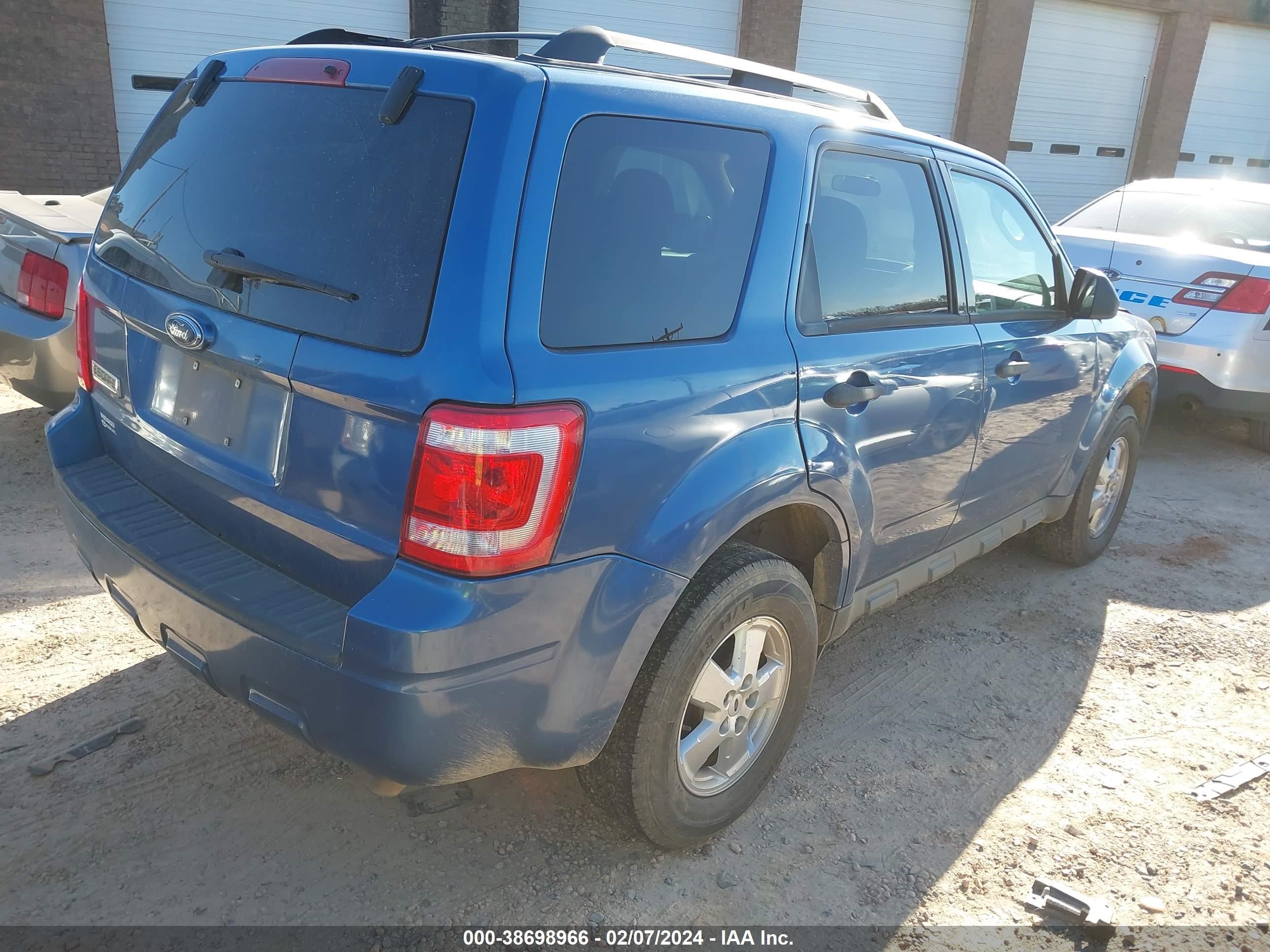 Photo 3 VIN: 1FMCU027X9KC80311 - FORD ESCAPE 